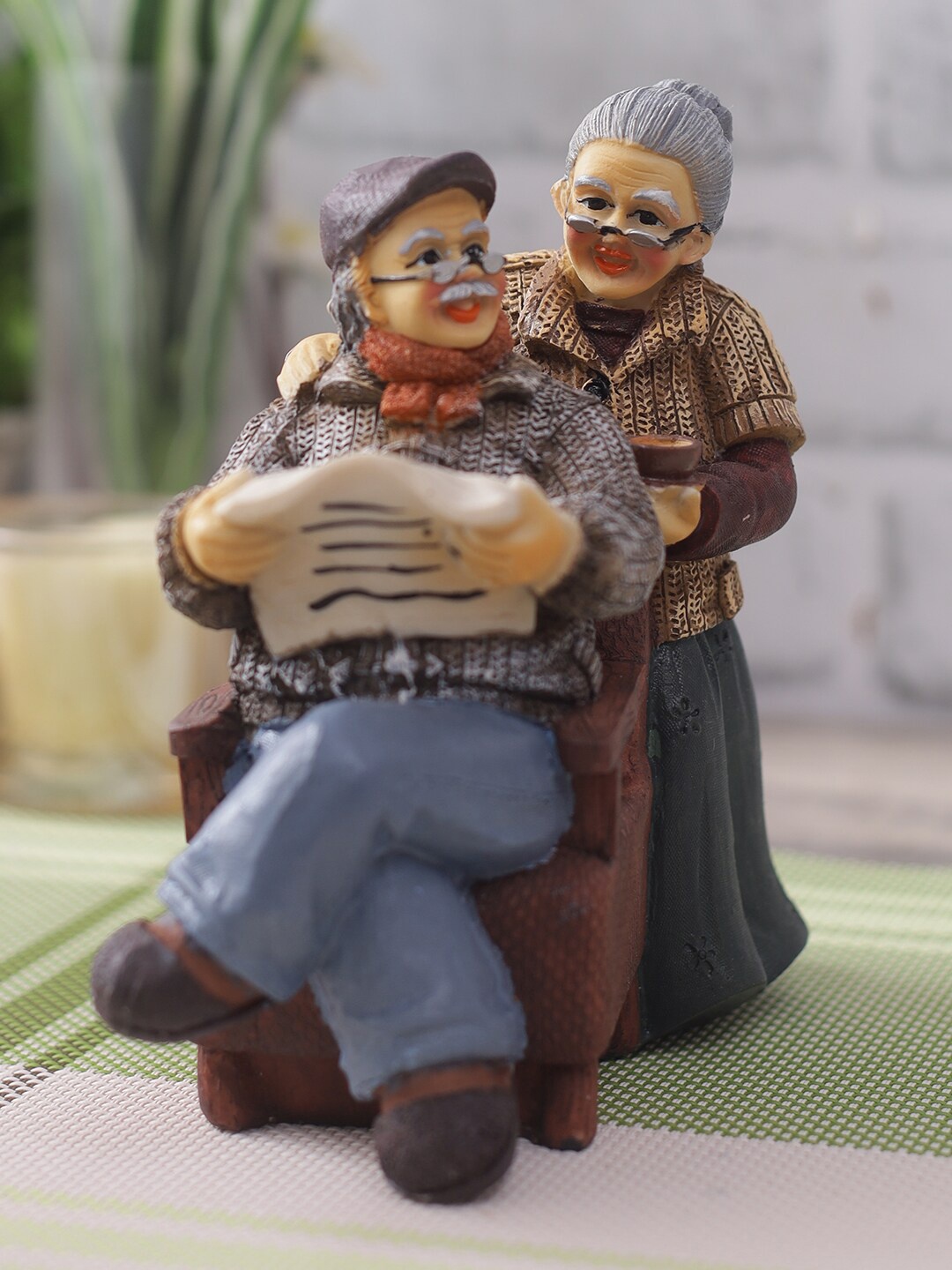 

CraftVatika Brown & Grey Polyresin Romantic Love Couple Showpiece