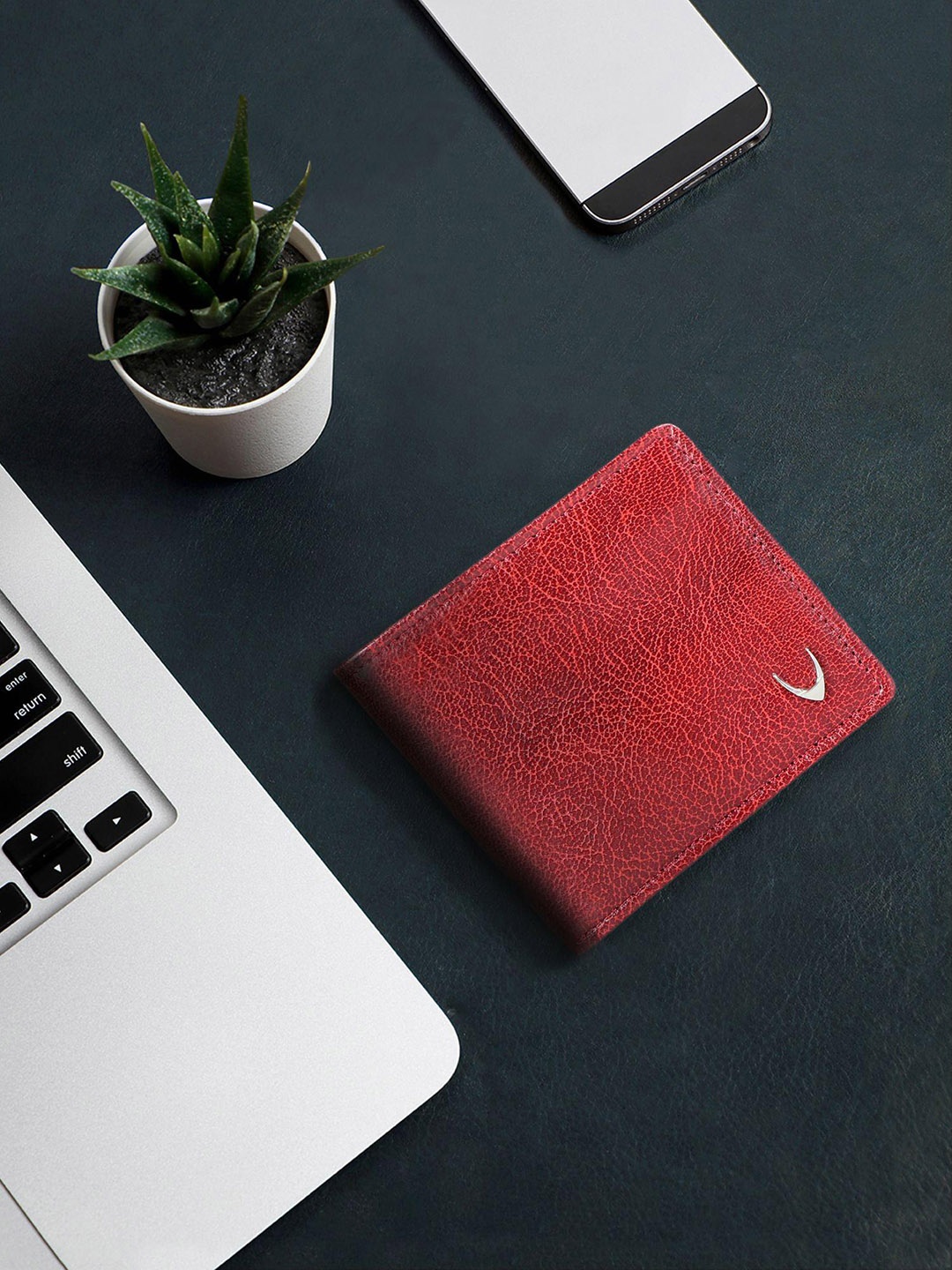 

Hidesign Men Red Printed Leather Two Fold Wallet