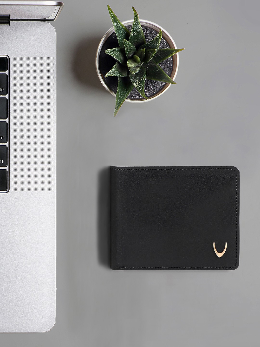

Hidesign Men Black Leather Two Fold Wallet