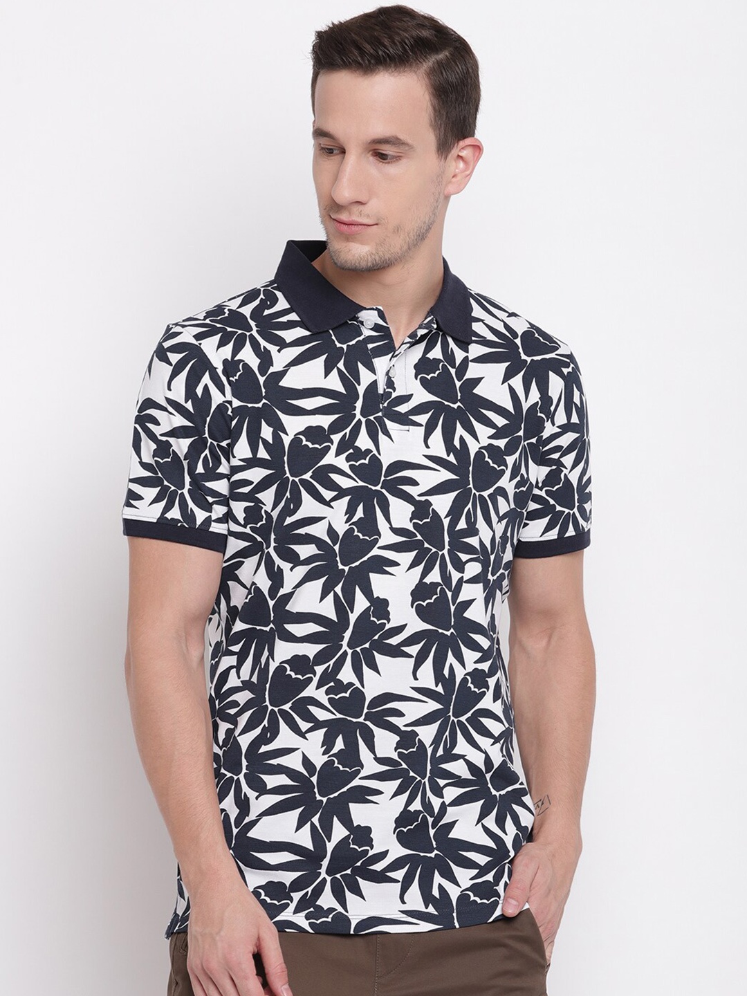 

LINDBERGH Men White & Black Floral Printed Polo Collar Tropical Slim Fit T-shirt