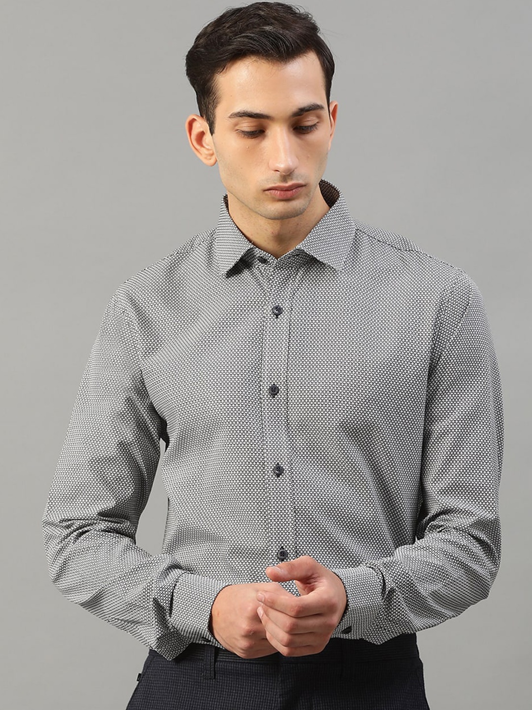 

Matinique Men White & Navy Blue Slim Fit Printed Casual Shirt