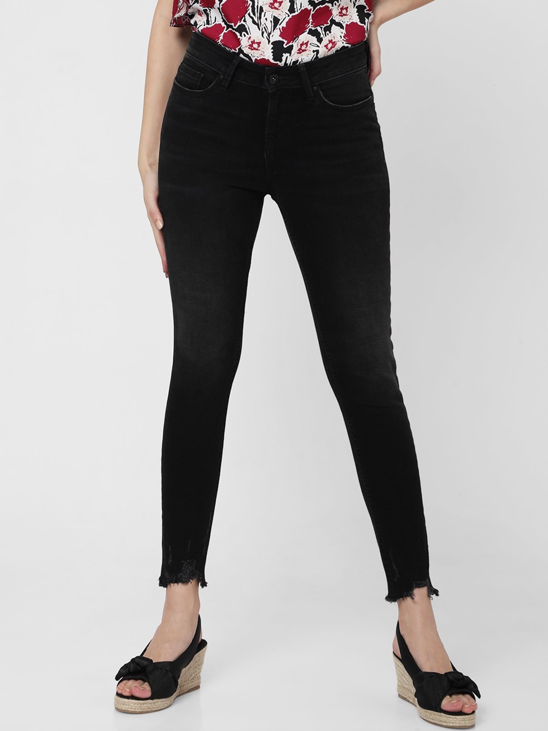 

Vero Moda Women Black Skinny Fit Frayed Jeans