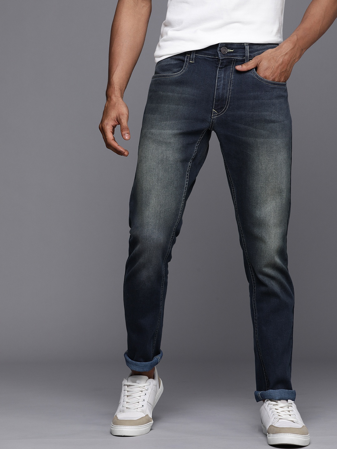 

WROGN Men Blue Slim Fit Mid-Rise Clean Look Heavy Fade Stretchable Jeans