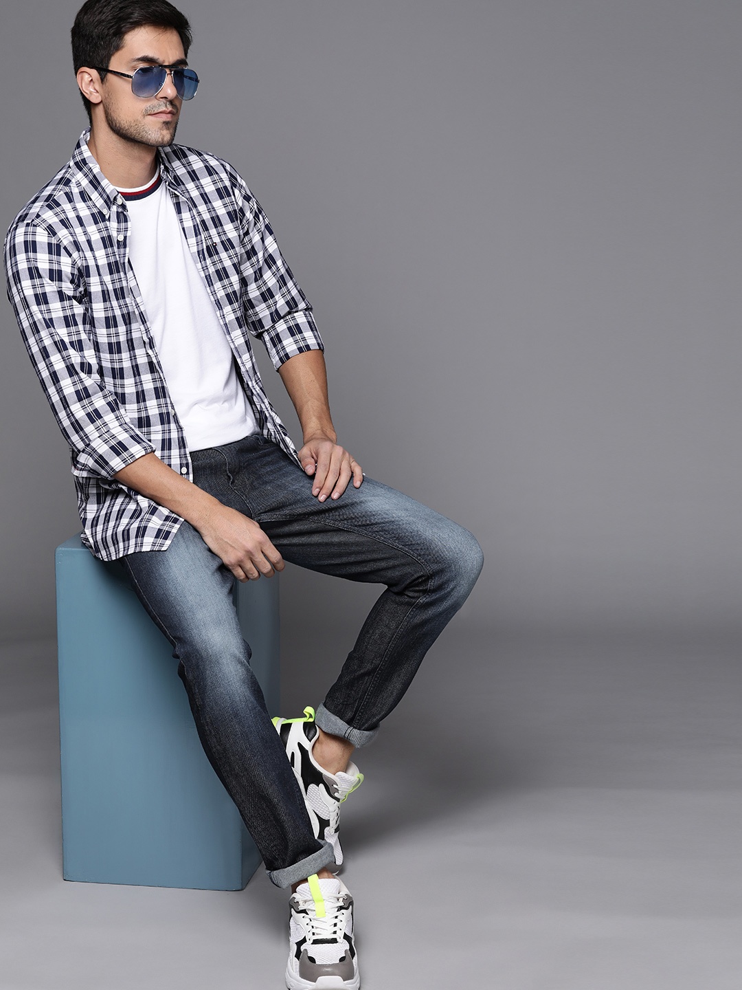 

WROGN Men Navy Blue Slim Fit Light Fade Stretchable Jeans