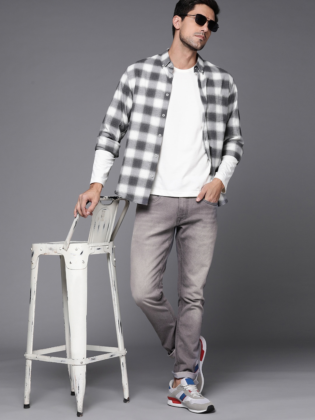 

WROGN Men Grey Slim Fit Light Fade Stretchable Jeans