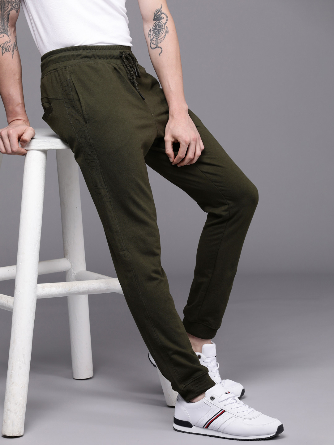 

WROGN Men Olive Green Solid Regular Fit Joggers