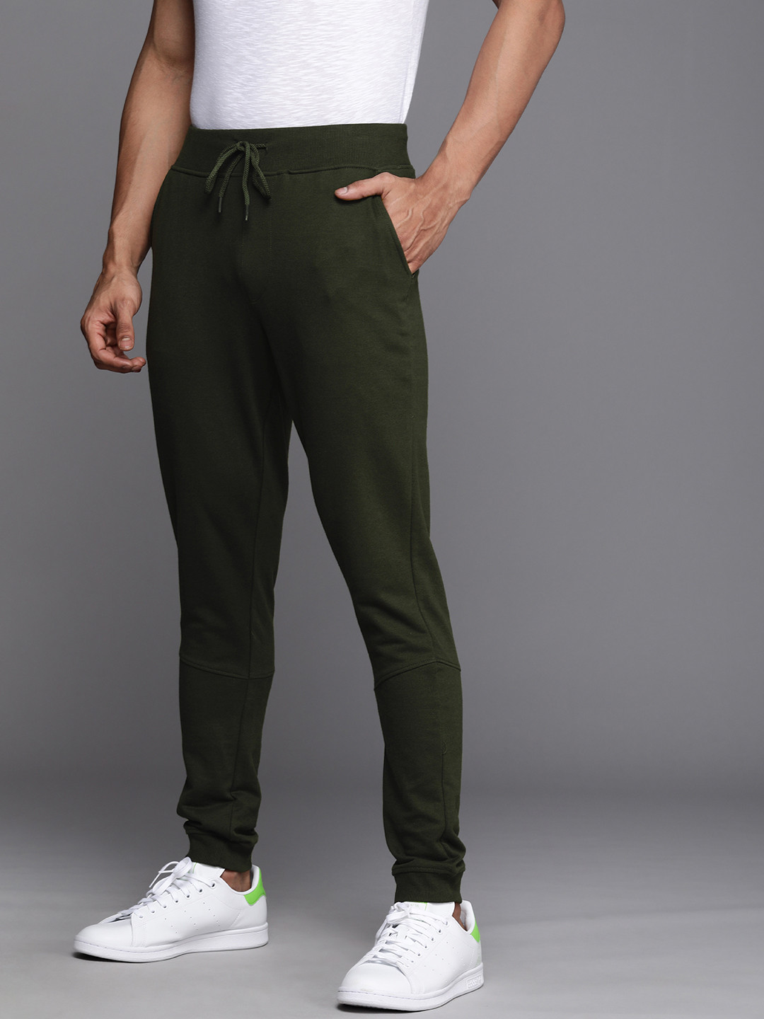 

WROGN Men Olive Solid Joggers