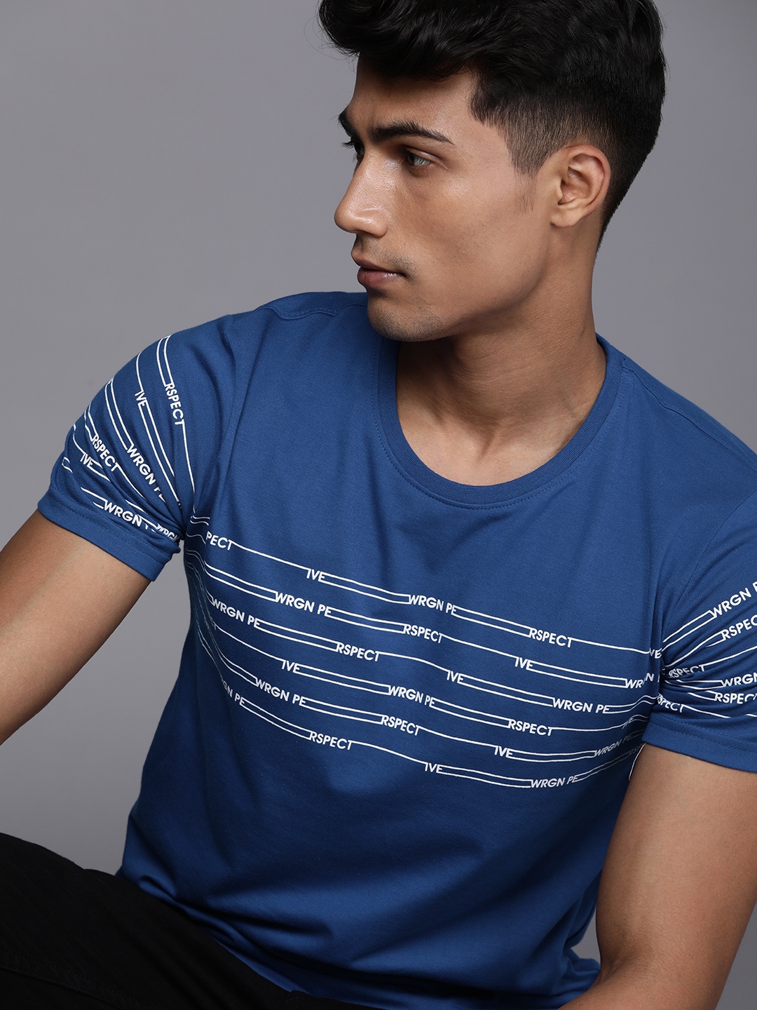 

WROGN Men Blue & White Striped Slim Fit T-Shirt