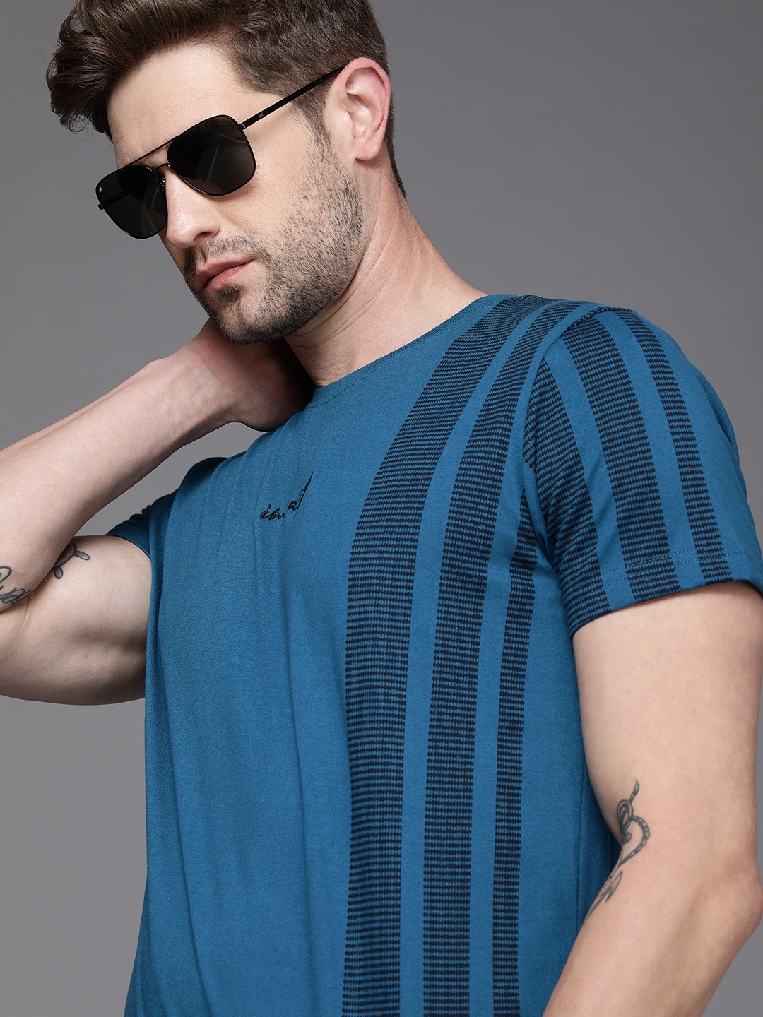 

WROGN Men Teal Blue & Black Printed Slim Fit T-shirt