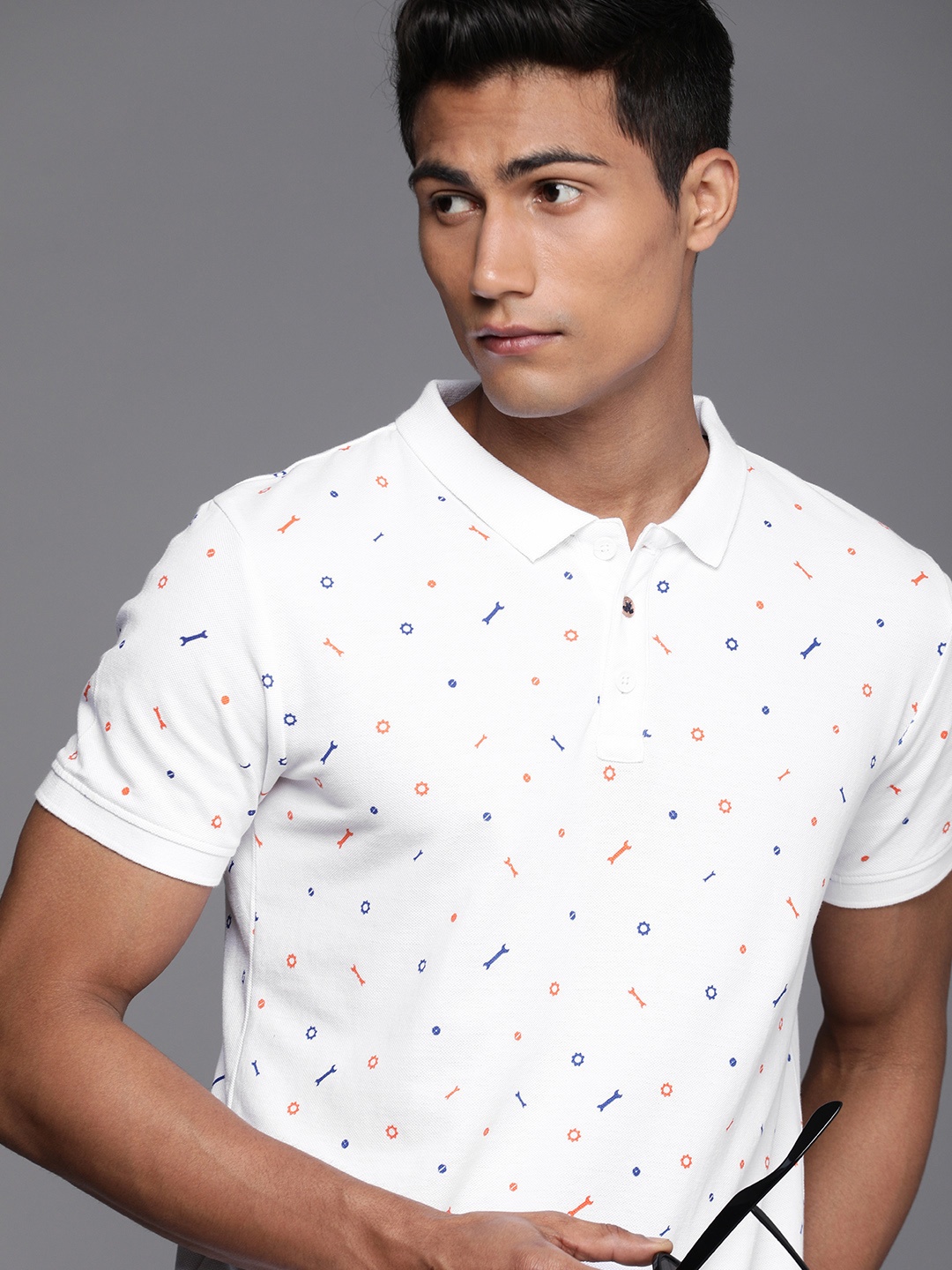 

WROGN Men White Geometrical Printed Polo Collar Slim Fit Pure Cotton T-shirt