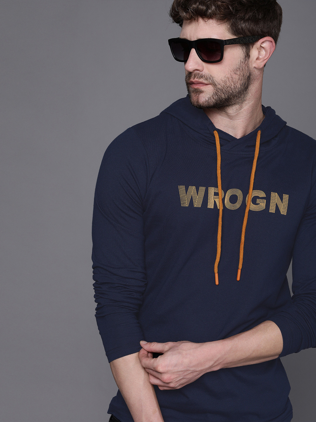 

WROGN Men Navy Blue & Yellow Slim Fit Printed T-shirt