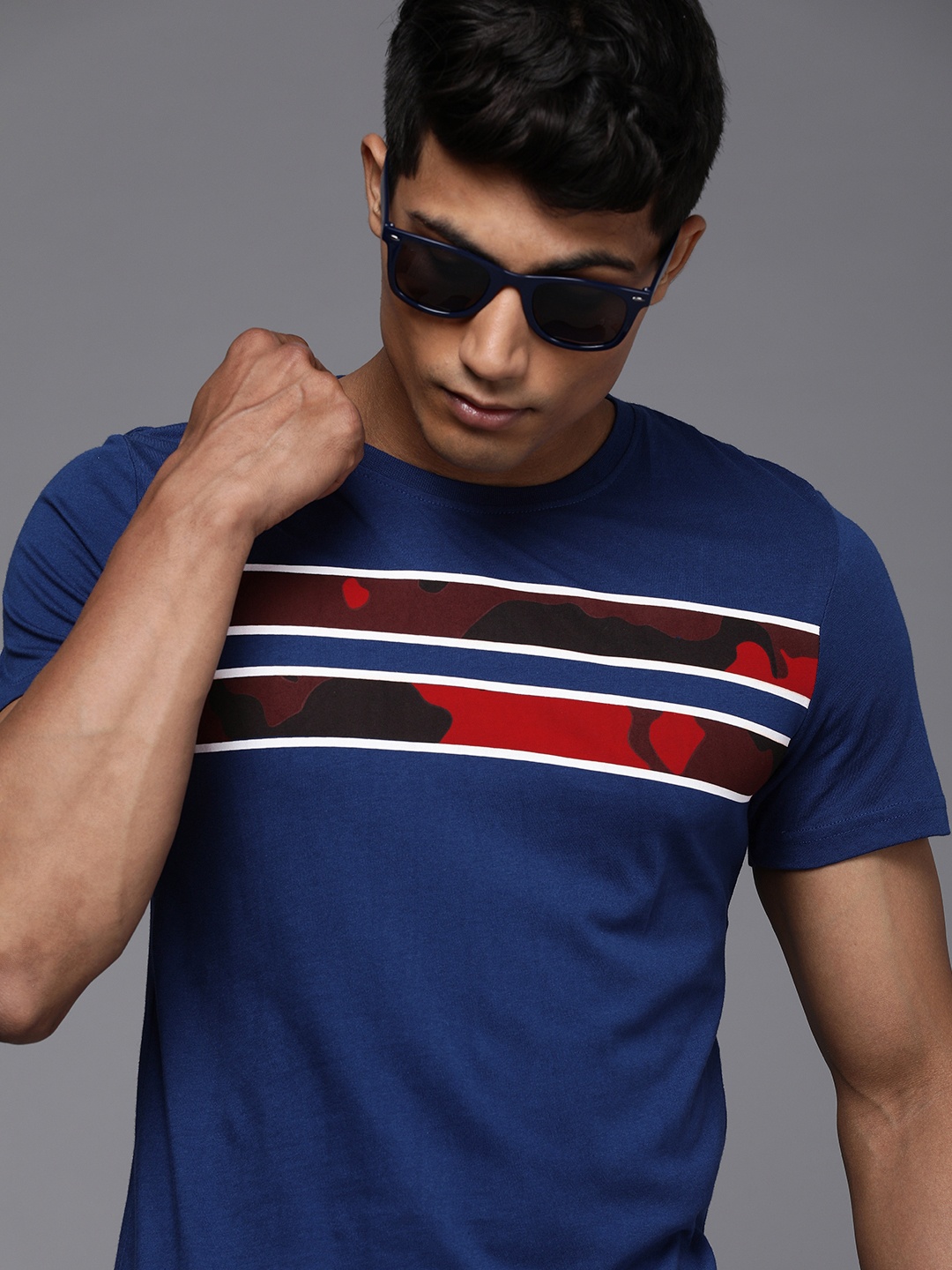 

WROGN Men Blue Graphic Printed Slim Fit Pure Cotton Casual T-shirt, Navy blue