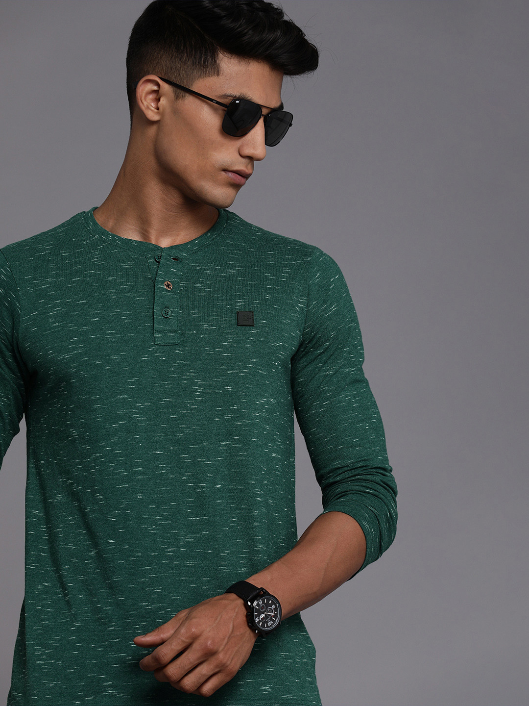 

WROGN Men Green Solid Henley Neck Applique T-shirt