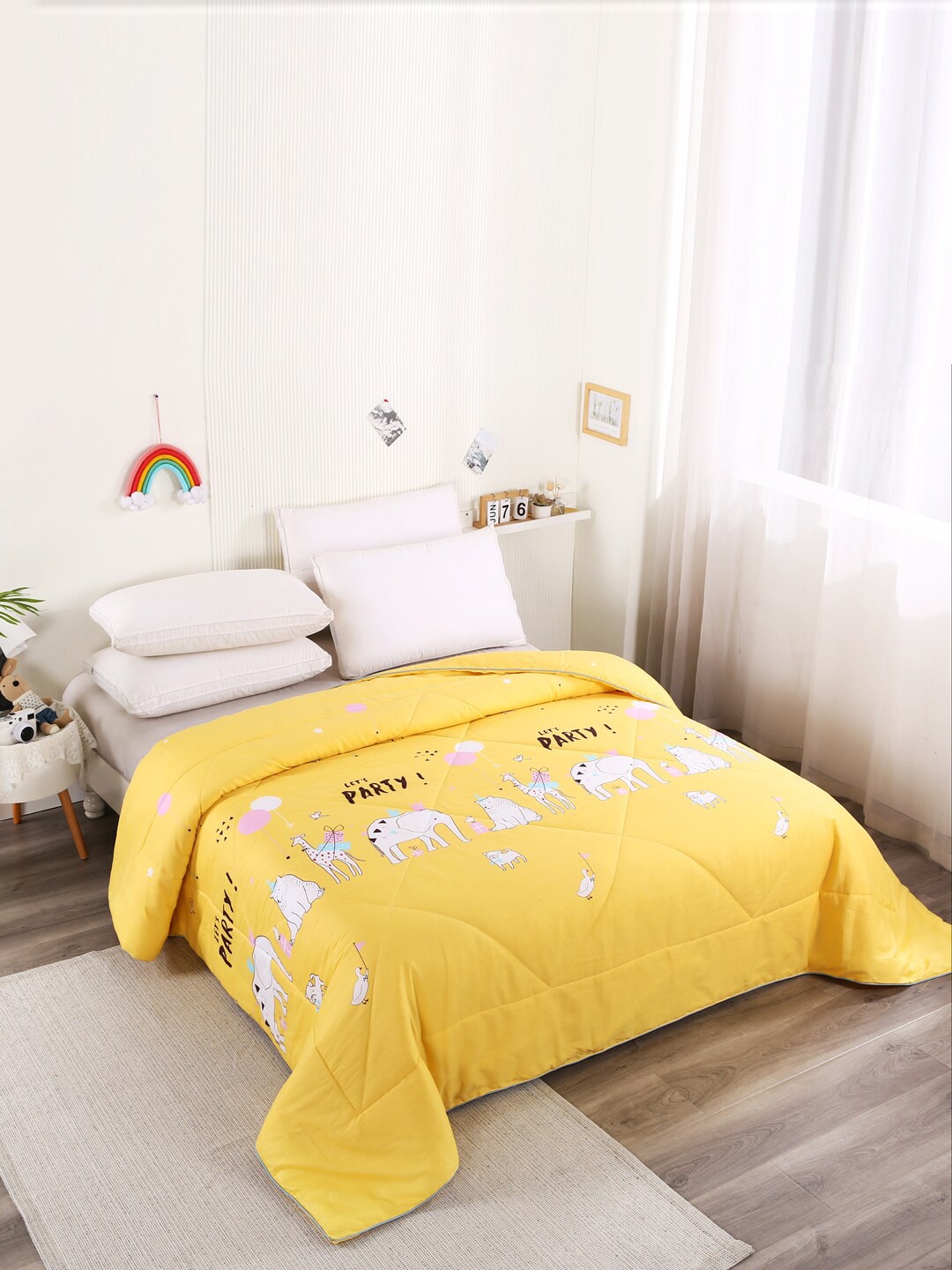 URBAN DREAM Yellow & White Cartoon Characters AC Room 120 GSM Double Bed Comforter