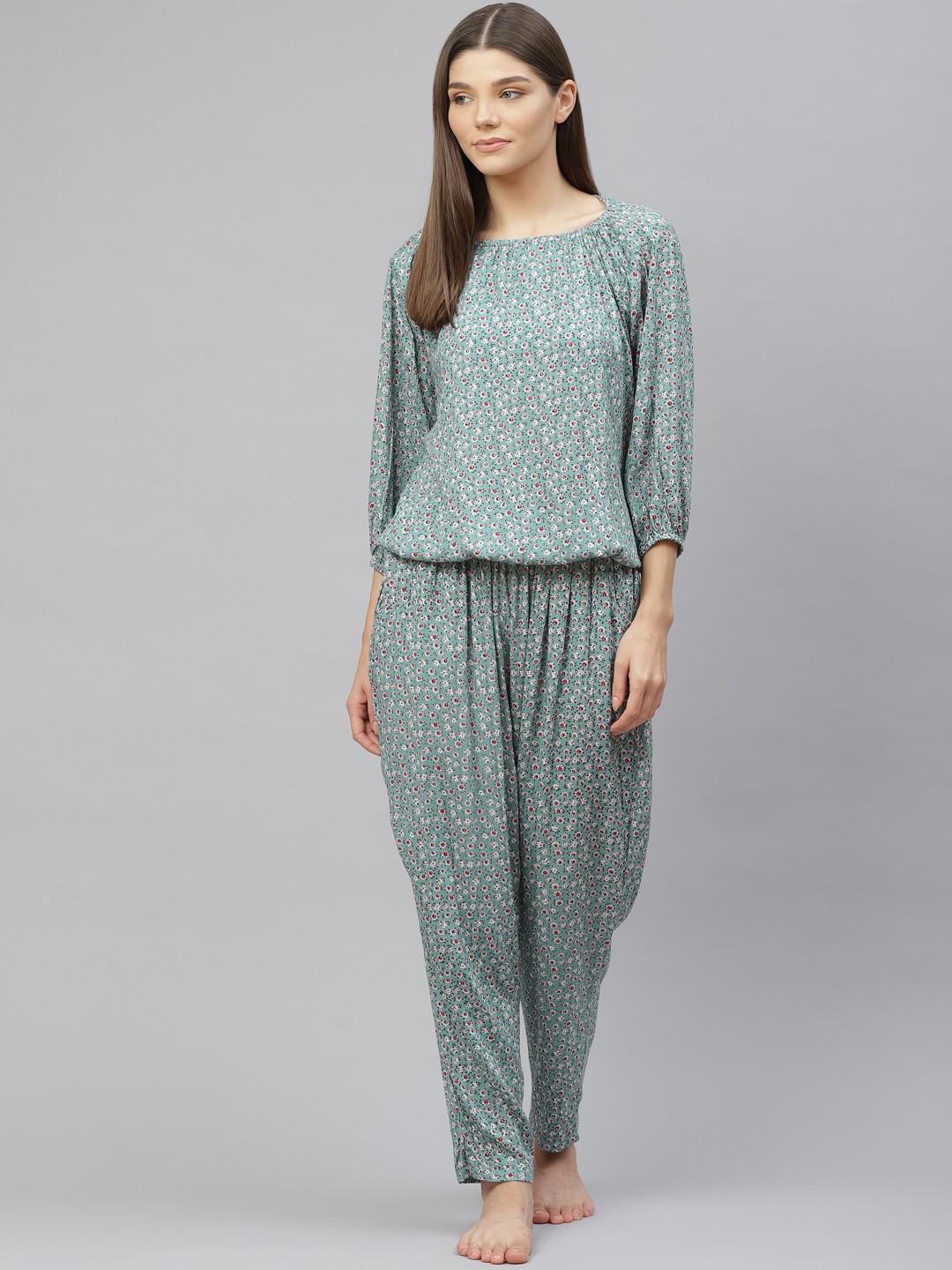 

Vemante Women Green Printed Night suit