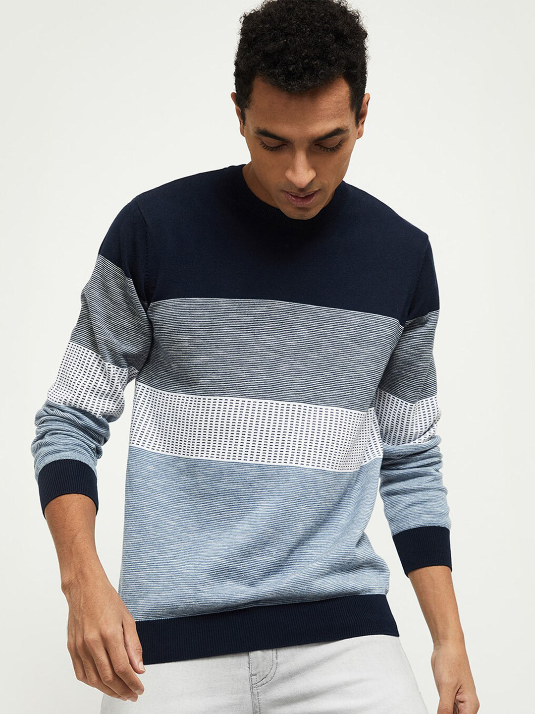 

max Men Blue Colourblocked V-Neck T-shirt
