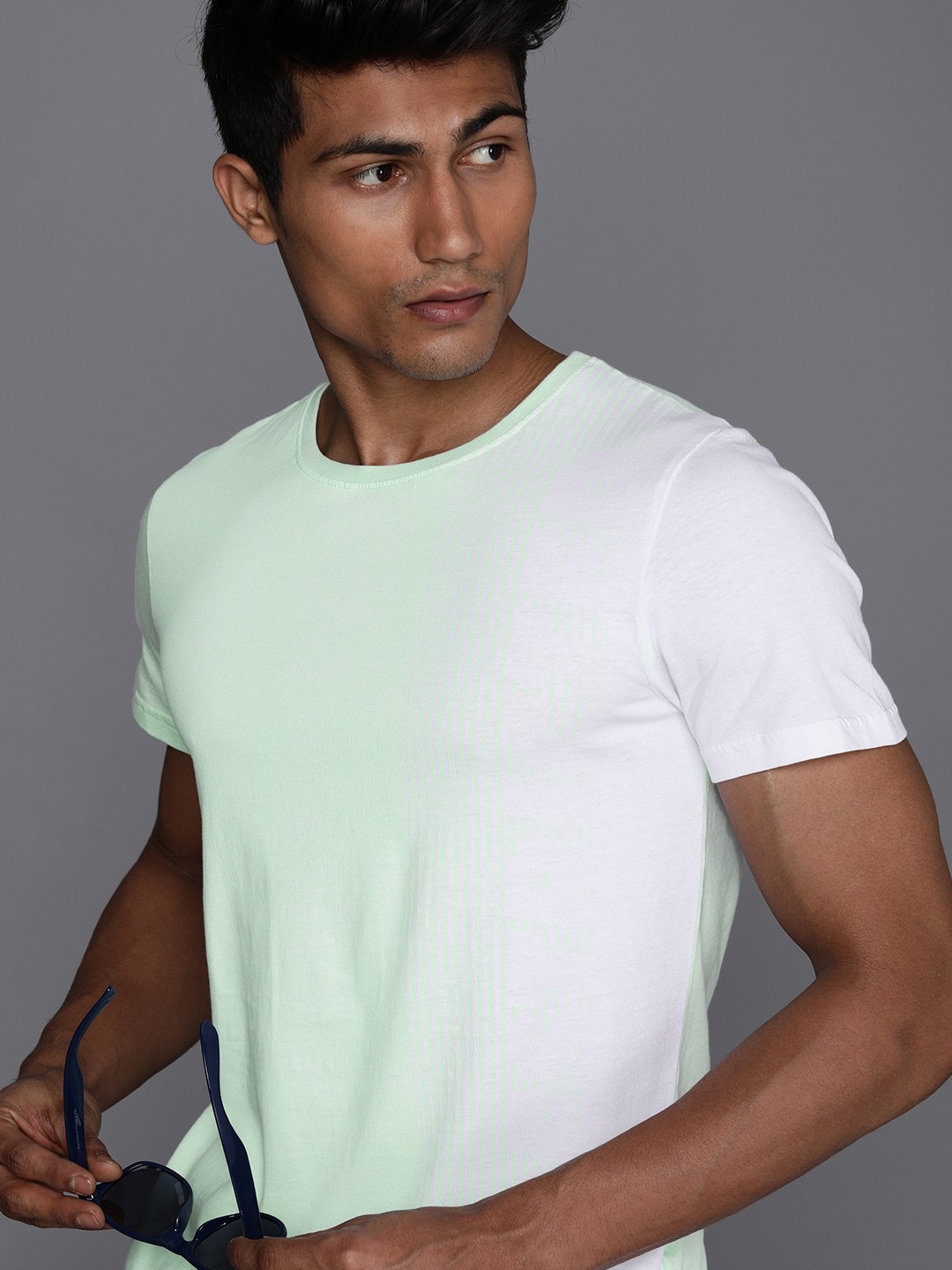 

WROGN Men White & Green Colourblocked Slim Fit Pure Cotton T-shirt