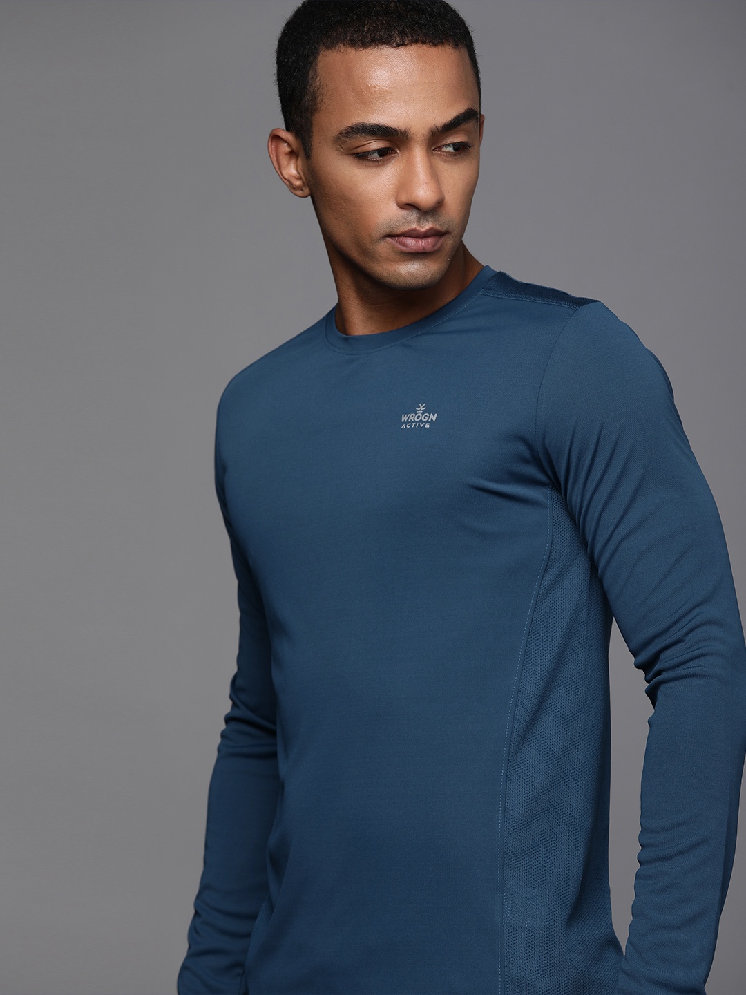 

WROGN ACTIVE Men Blue Solid Slim Fit T-shirt With Small Logo Print