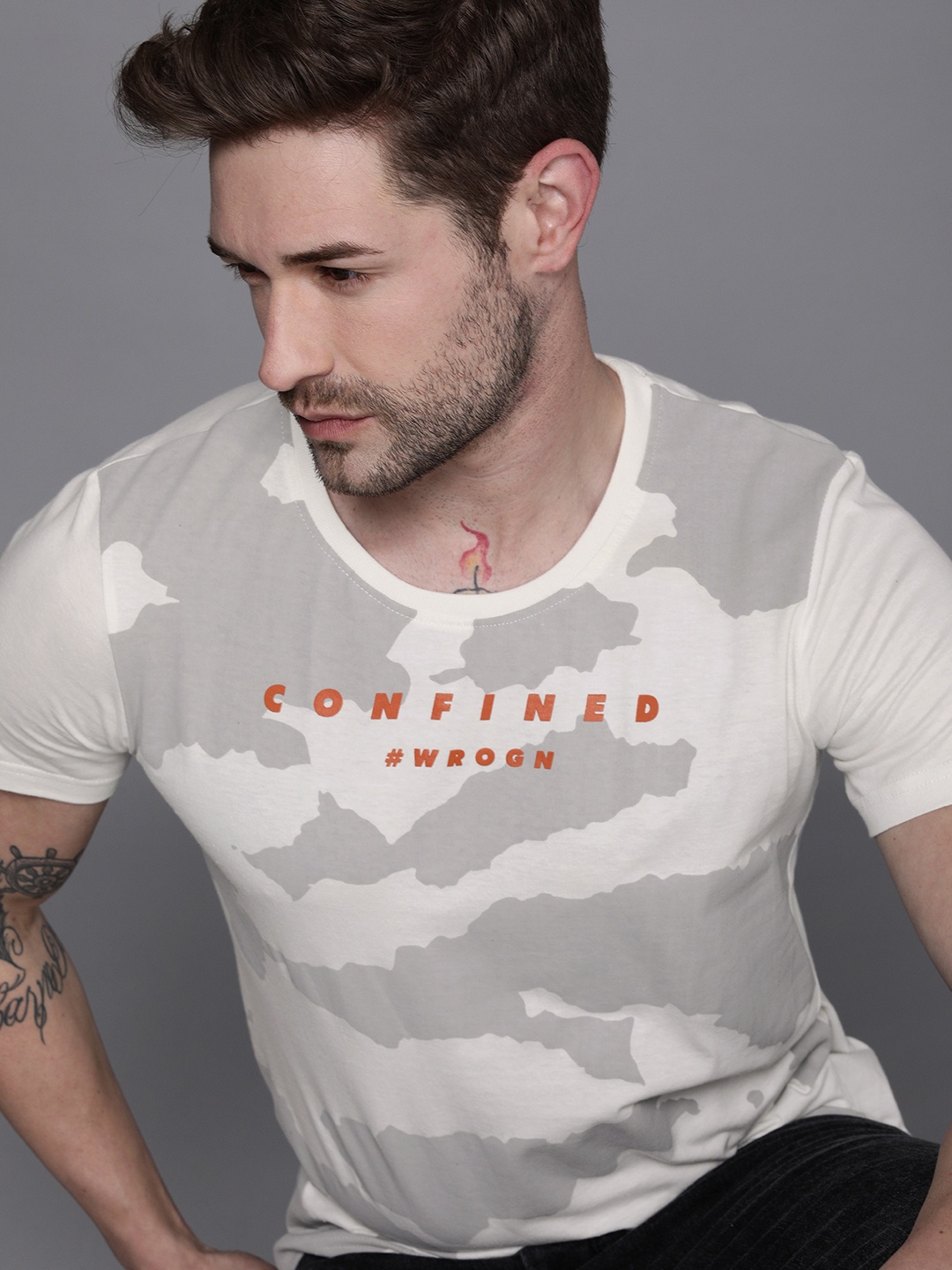 

WROGN Men Off White & Grey Camouflage Printed Round Neck Cotton Applique Slim Fit T-shirt