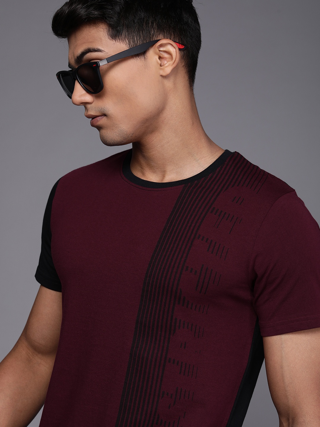 

WROGN Men Maroon & Black Striped Slim Fit Pure Cotton T-shirt