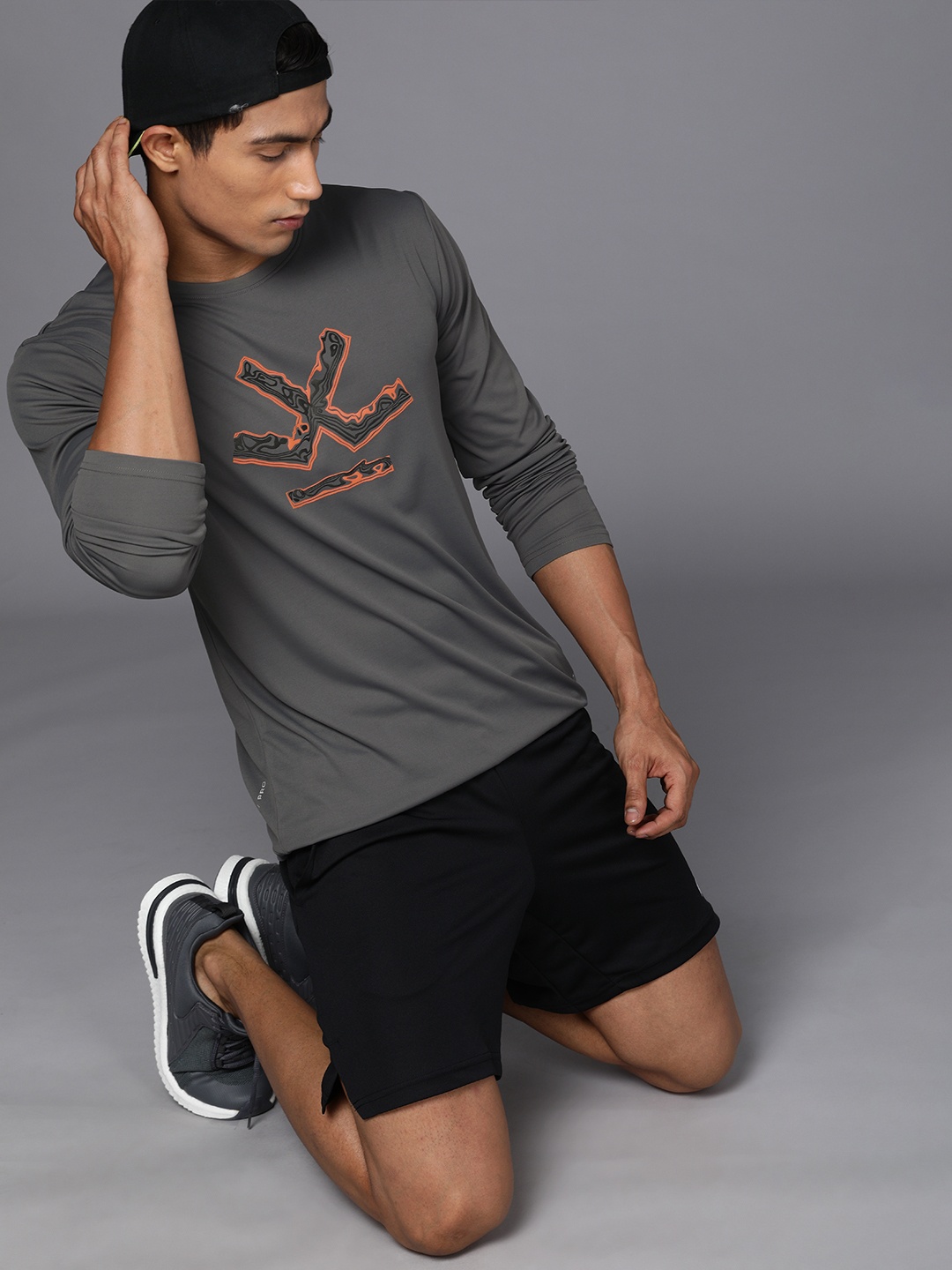 

WROGN ACTIVE Men Grey Brand Logo Printed Slim Fit T-shirt