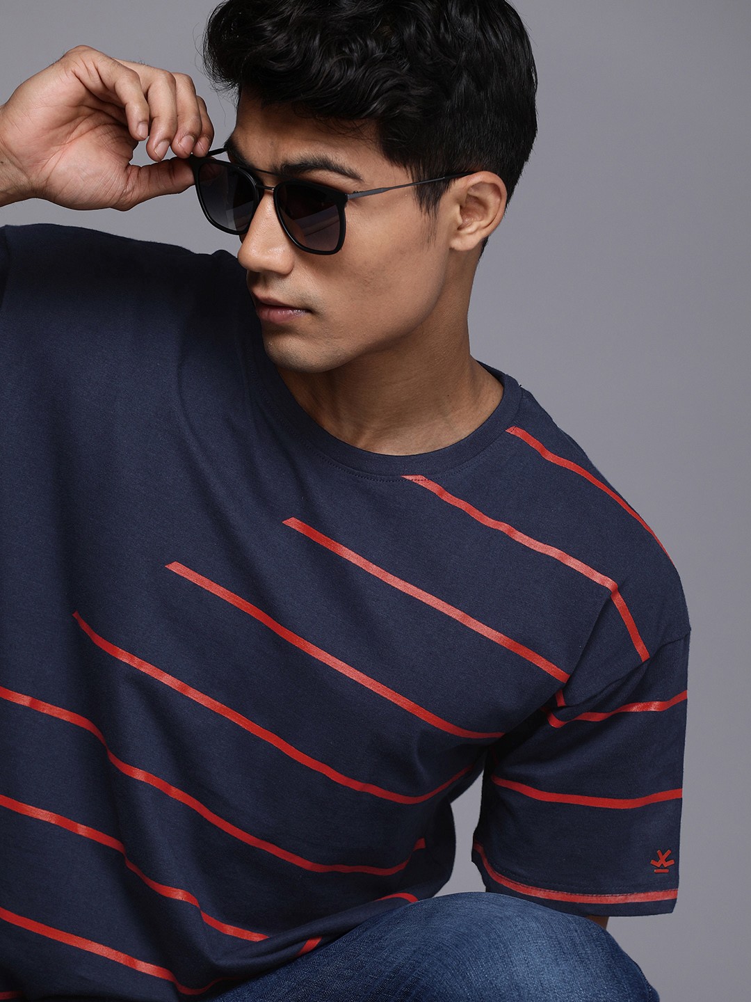 

WROGN Men Navy Blue & Red Striped Slim Fit Pure Cotton T-shirt