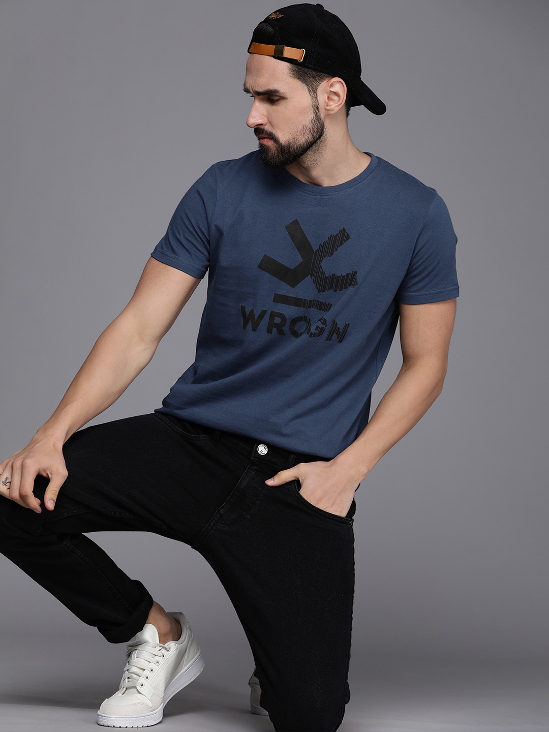 

WROGN Men Navy Blue & Black Graphic Printed Slim Fit Pure Cotton Casual T-shirt