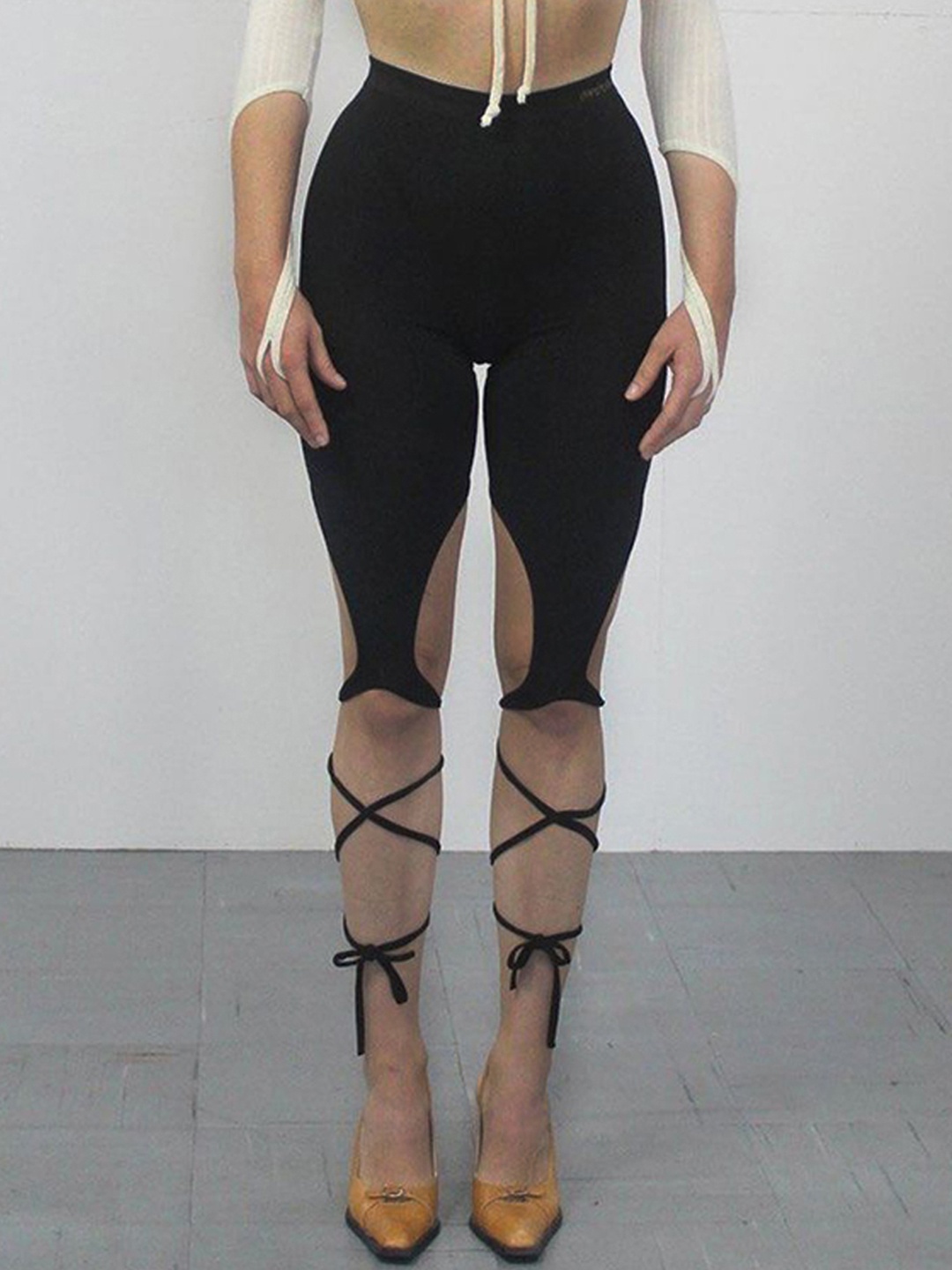 

URBANIC Women Black Solid Knot Capri Tights