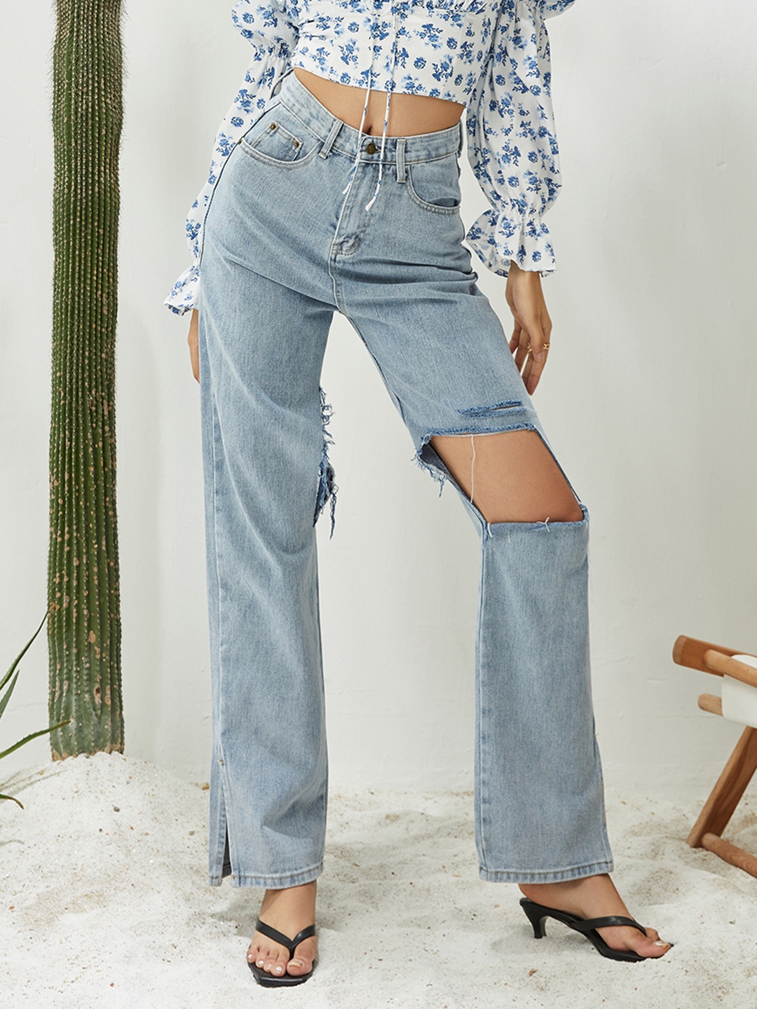 

URBANIC Women Blue Straight Fit Ripped Cotton Non-Stretchable Jeans