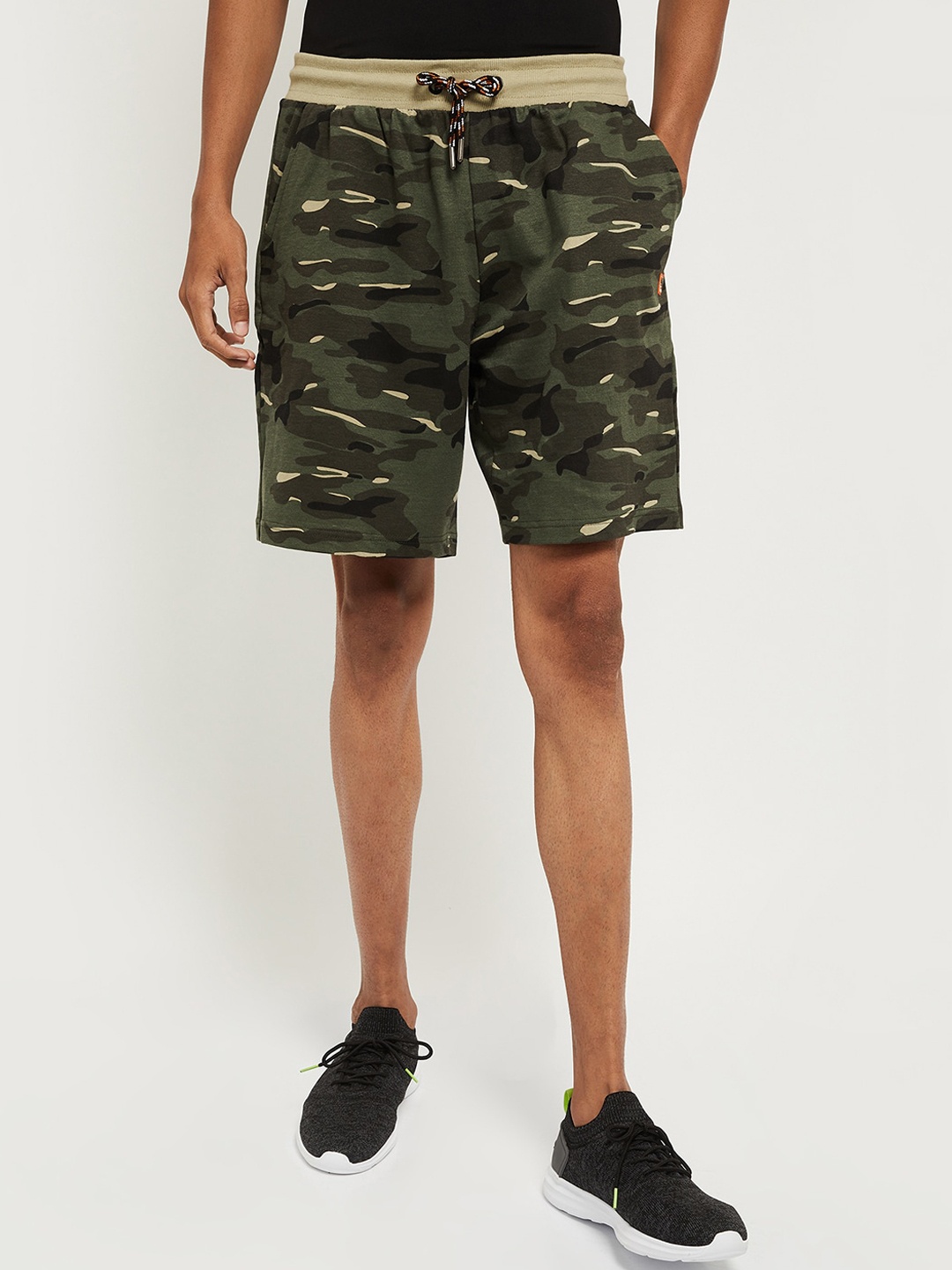 

max Men Green Camouflage Printed Mid-Rise Regular Shorts