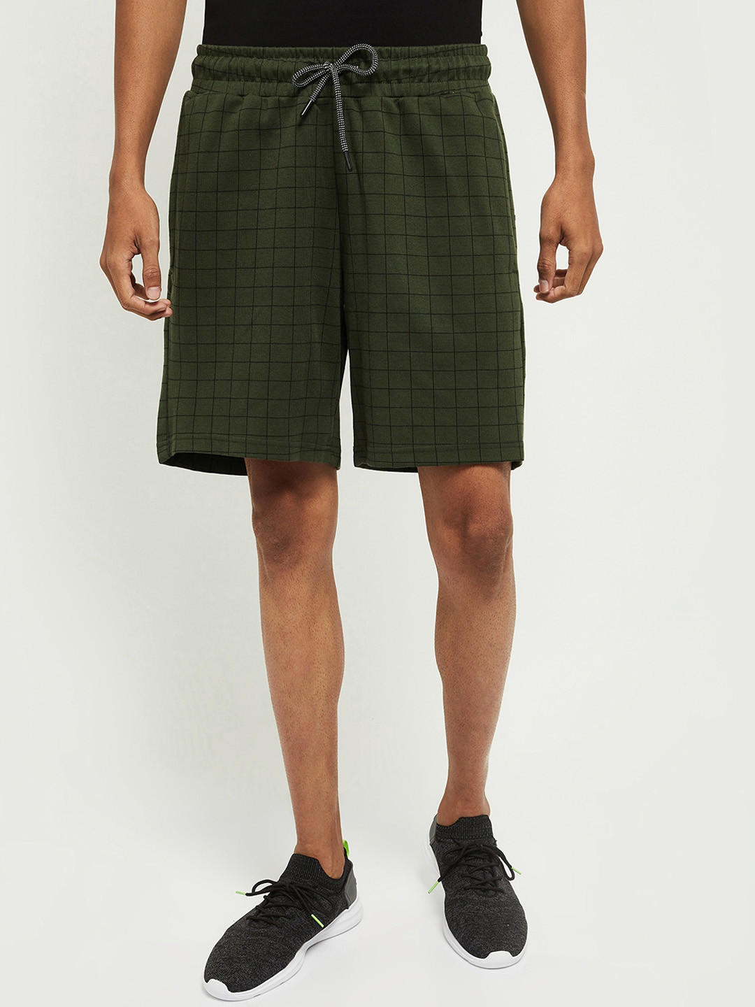 

max Men Green Checked Regular Shorts