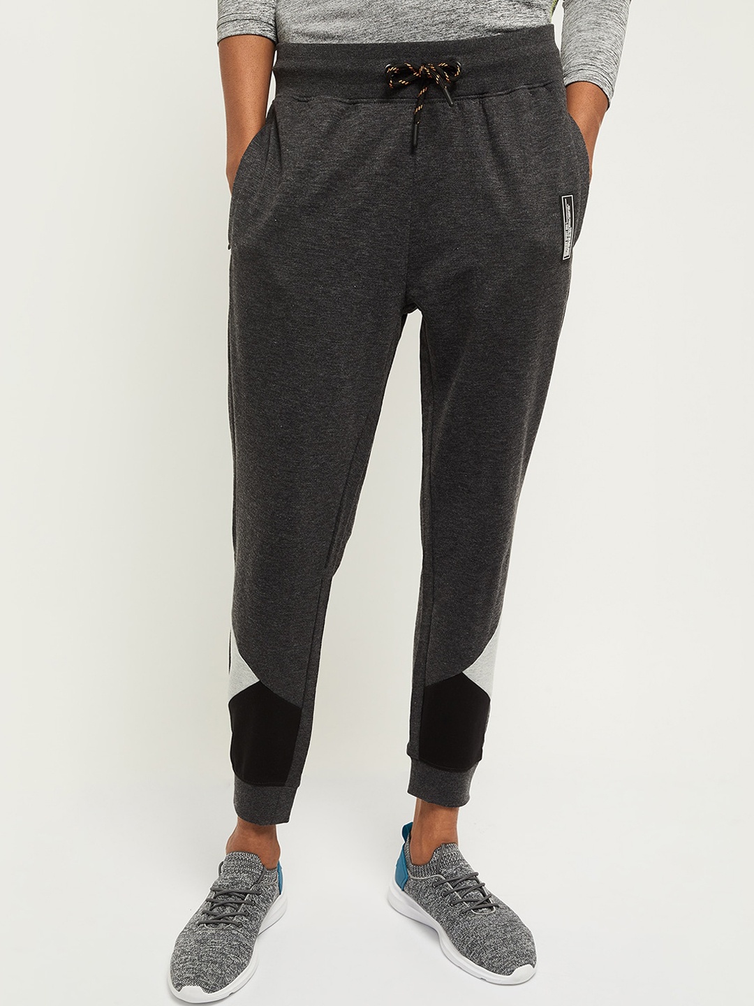 

max Men Grey Solid Joggers