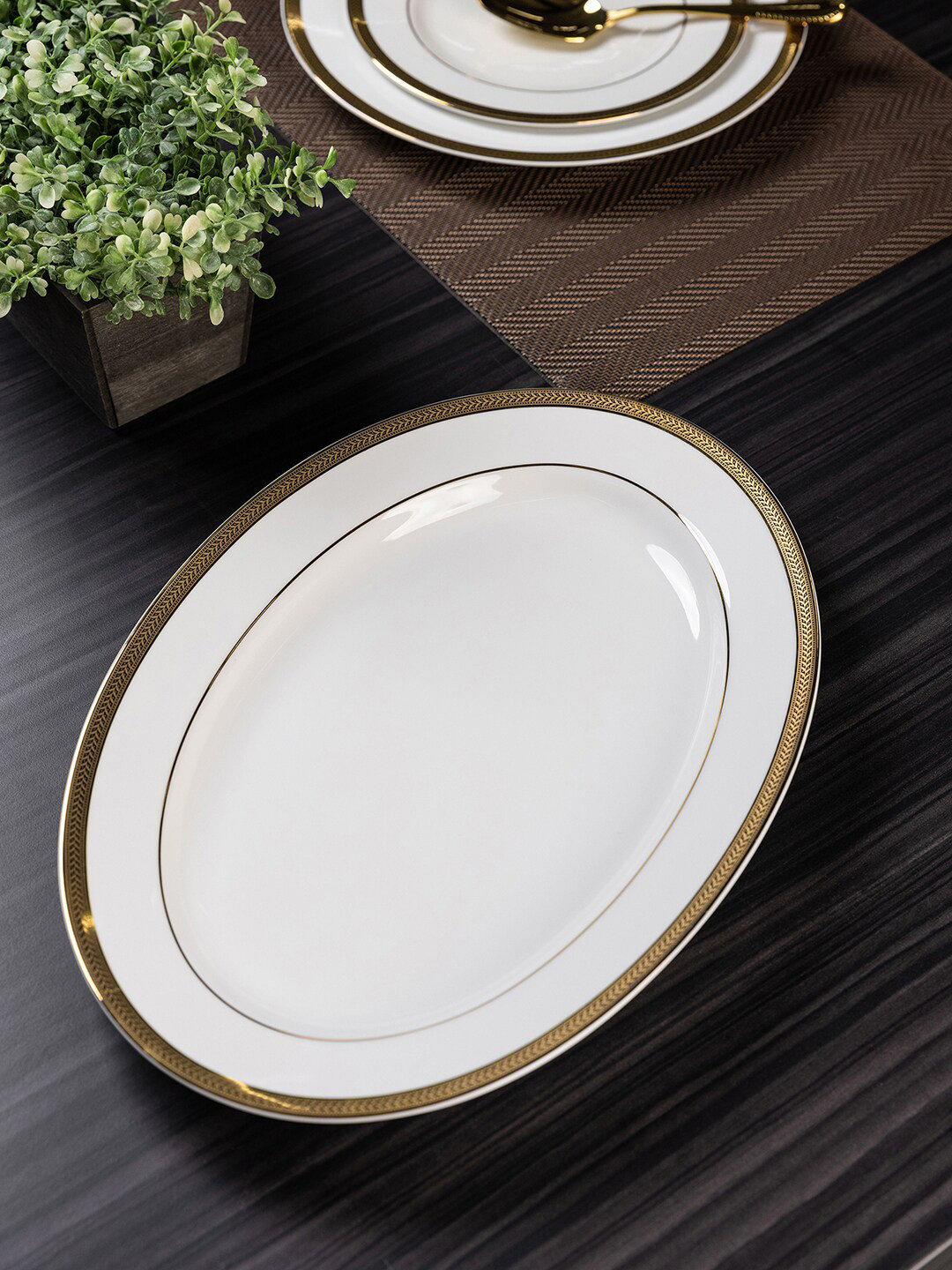 

Pure Home and Living White & Gold-Toned Ceramic Oval Platter