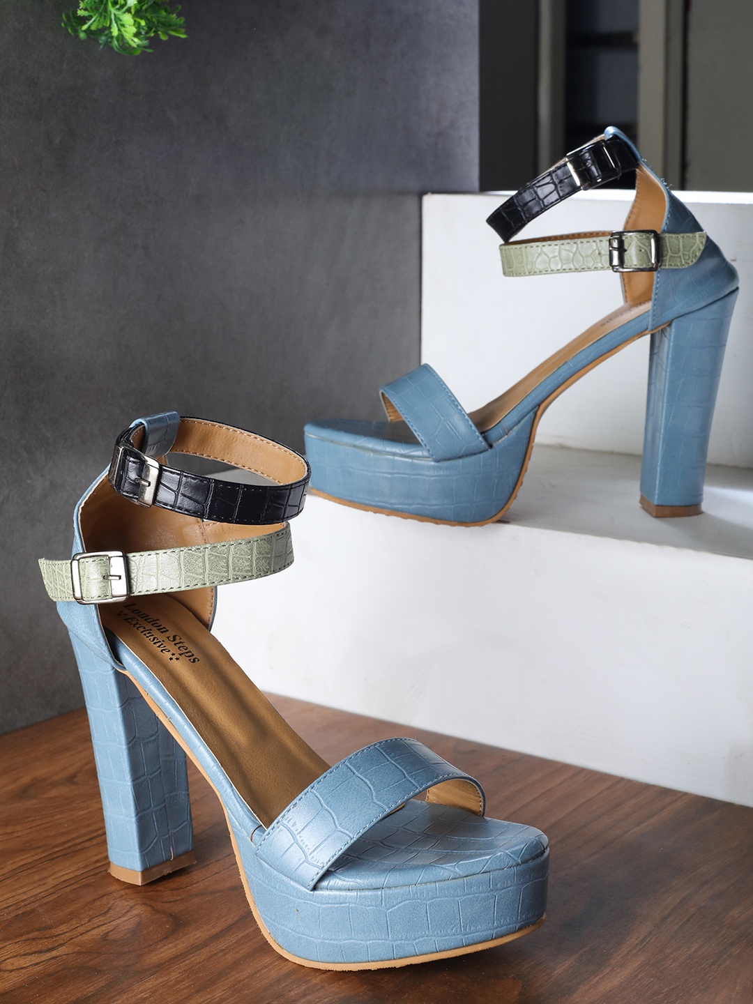

LONDON STEPS Blue Block Sandals with Buckles