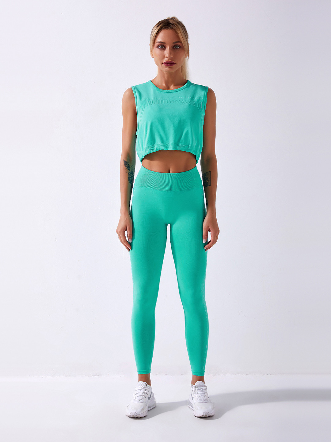 

URBANIC Green Solid Regular Crop Top