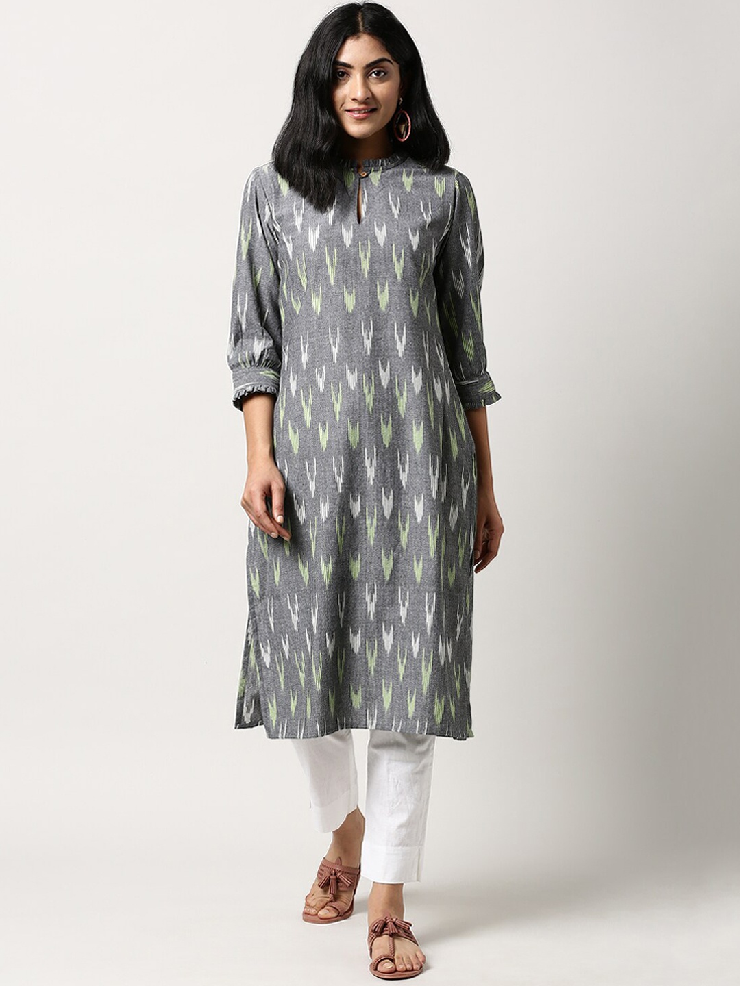 

Saaki Women Grey & White Printed Keyhole Neck Kurta