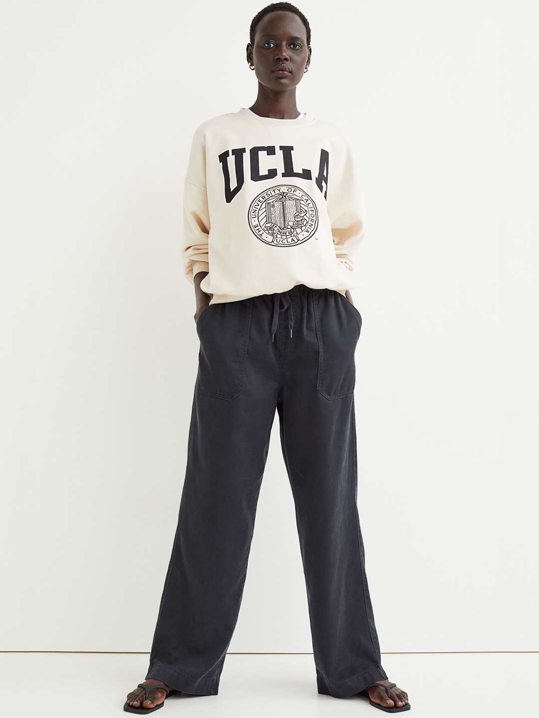 

H&M Women Black Solid Lyocell-Blend Twill Trousers