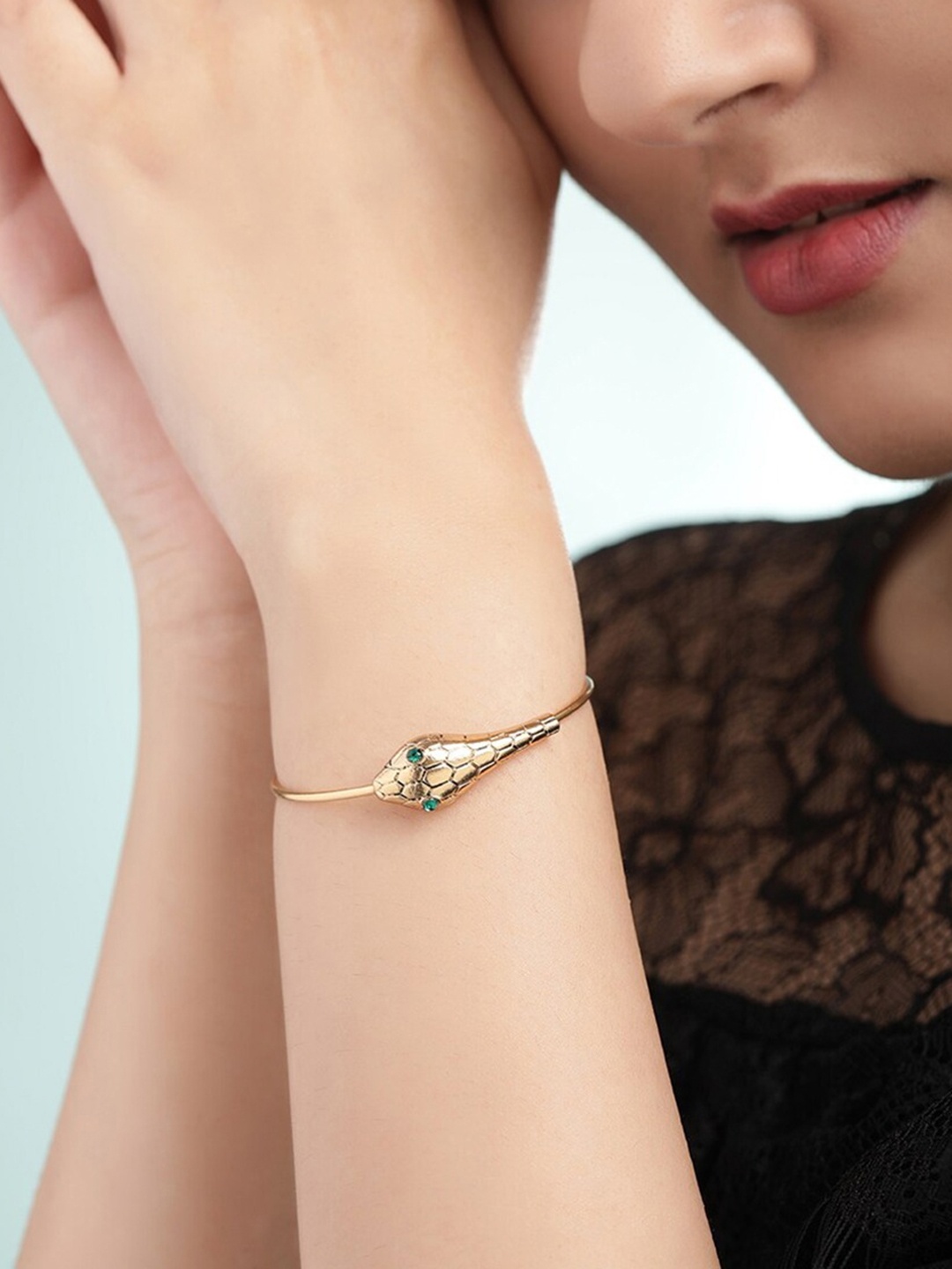 

TOKYO TALKIES X rubans FASHION ACCESSORIES Women Gold-Toned & Blue Handcrafted Gold-Plated Bangle-Style Bracelet