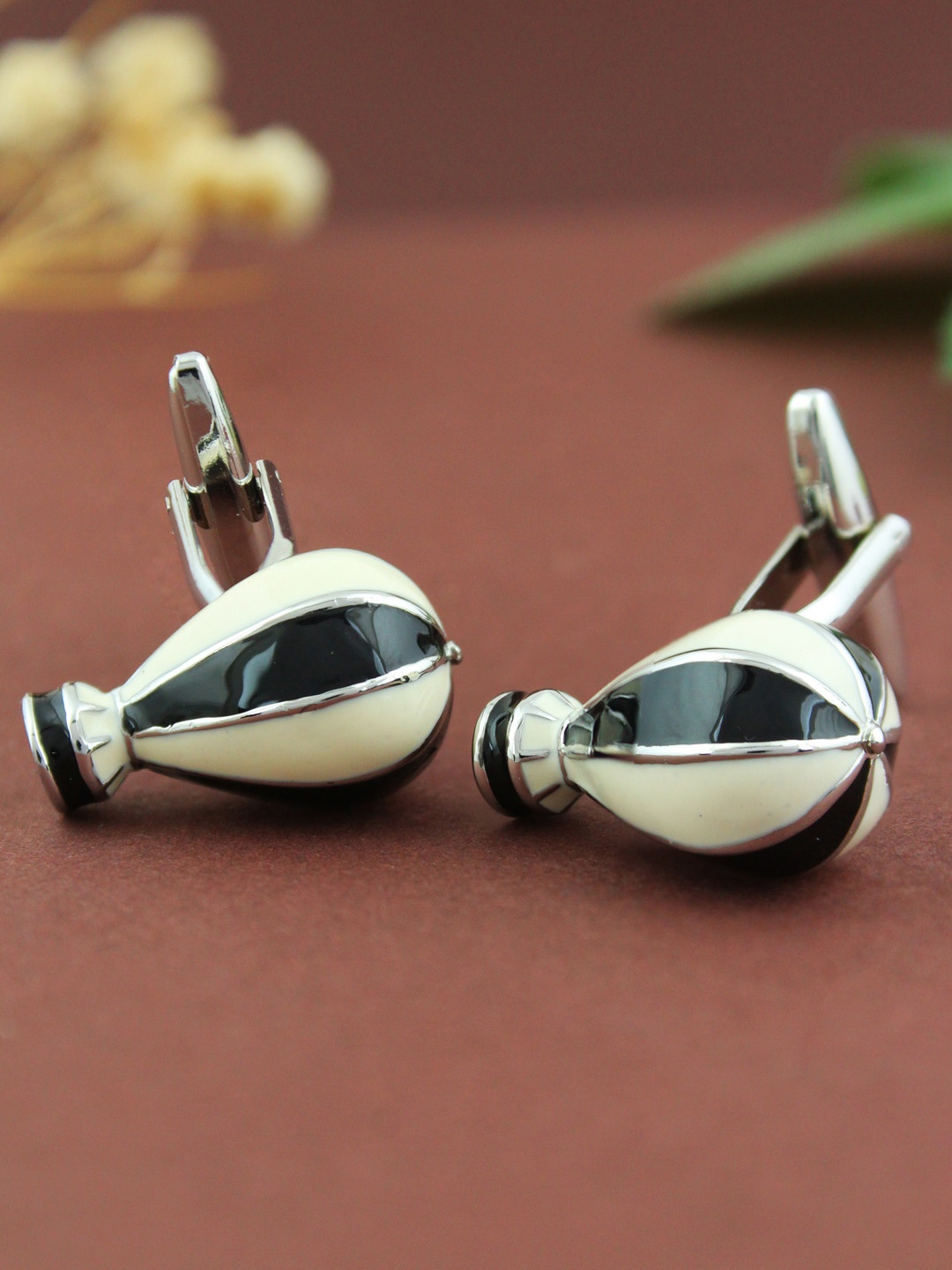 

PELUCHE White & Black Contemporary Cufflink