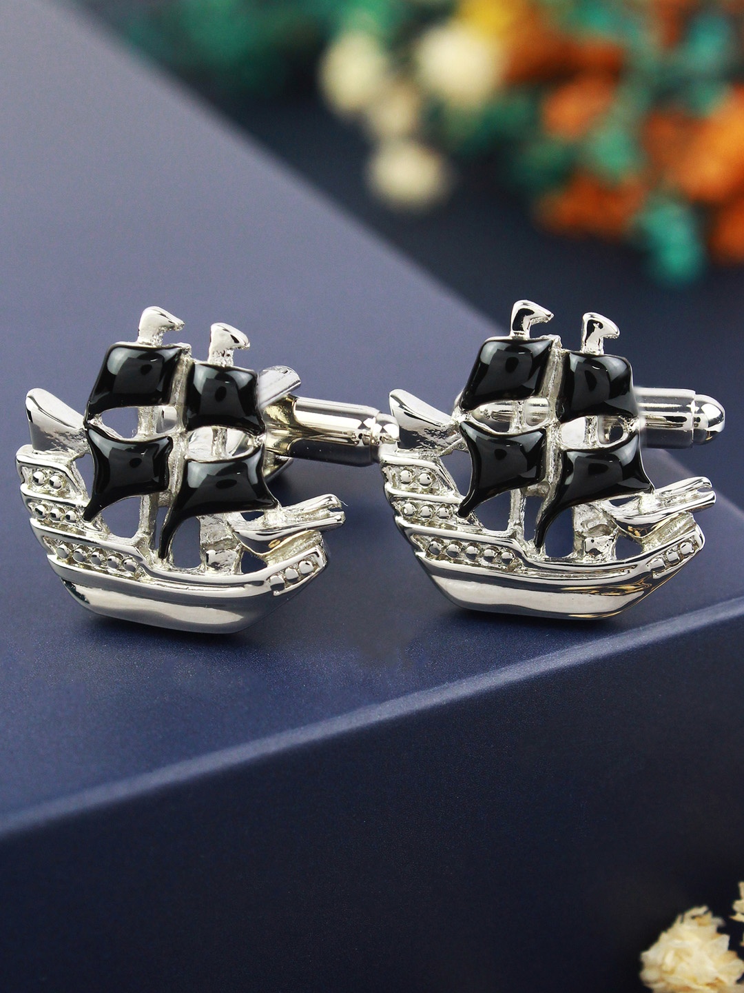 

PELUCHE Men Silver-Toned & Black Contemporary Shape Cufflink