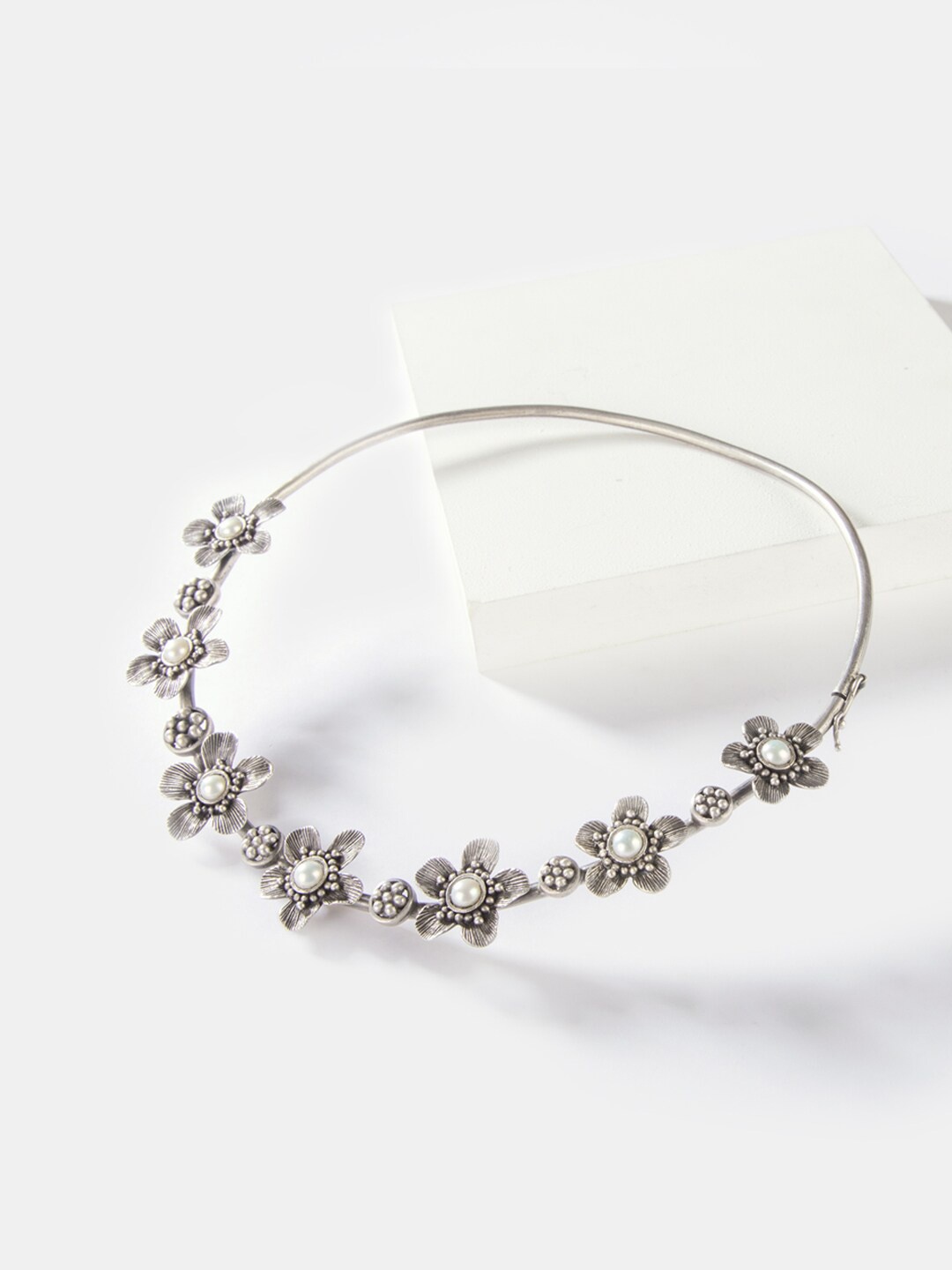 

SHAYA Women Silver Floral Collar Necklace