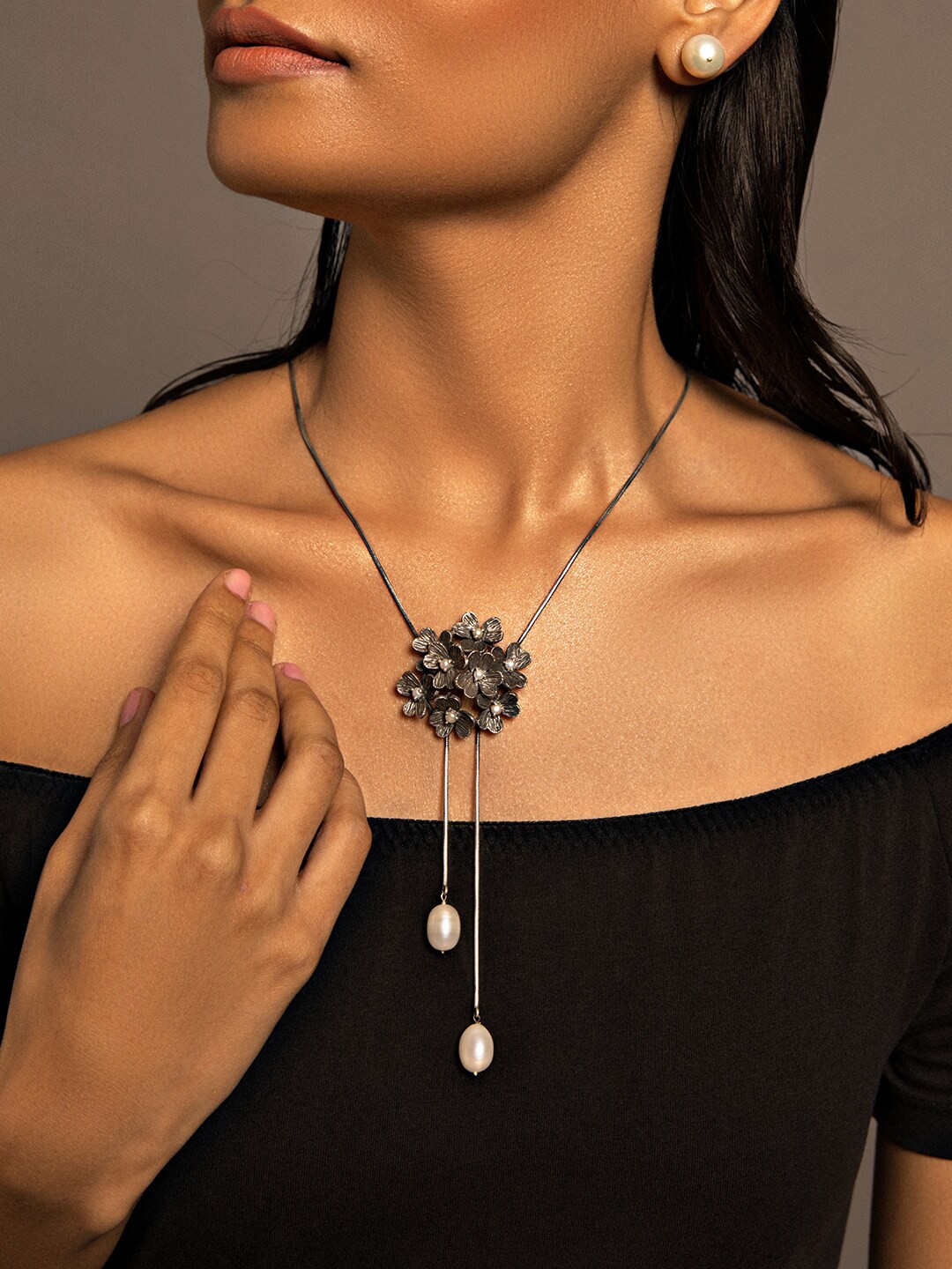

SHAYA Silver-Toned & White Pearl Floral Pendant drawstring Necklace