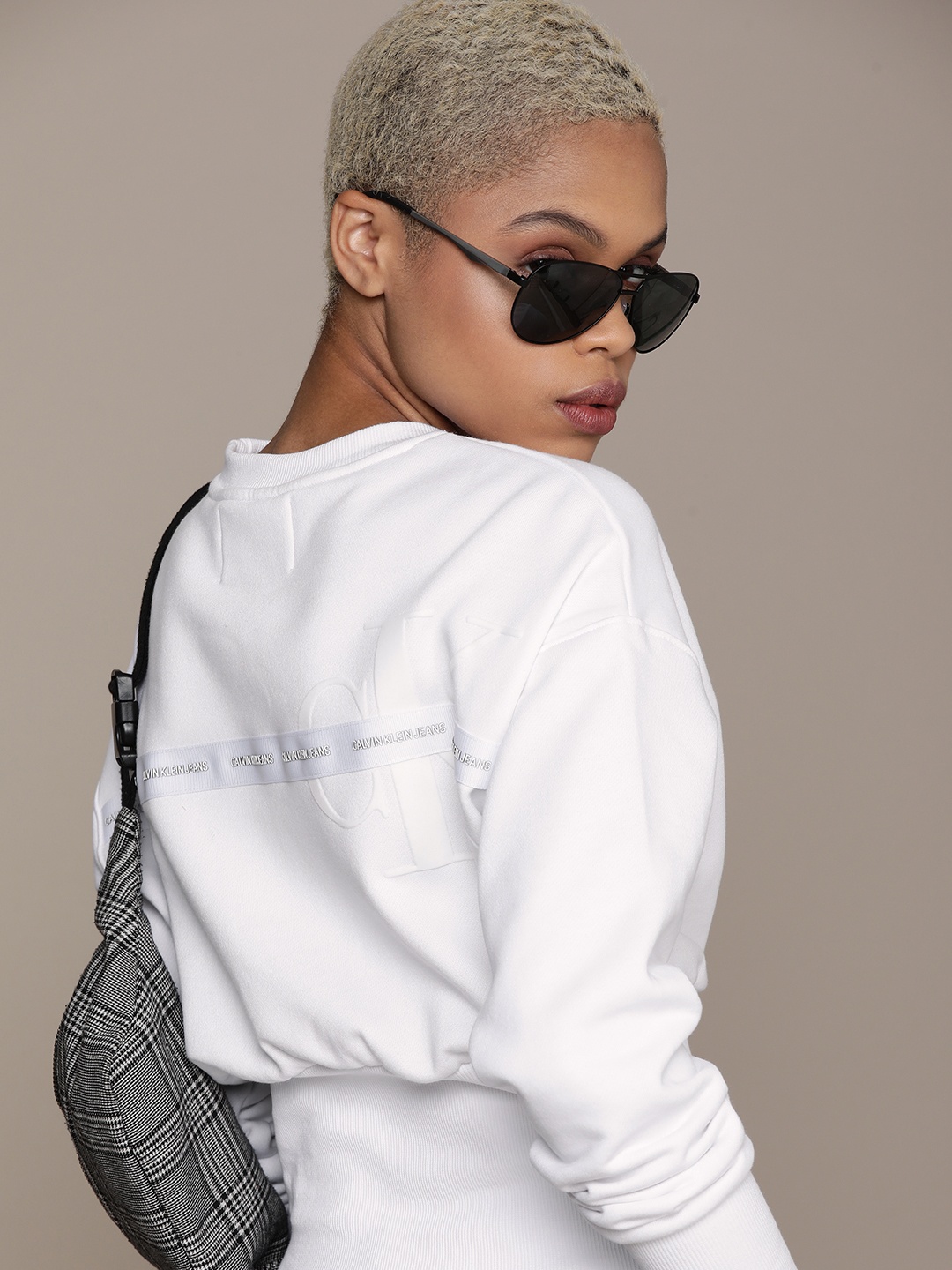

Calvin Klein Jeans Women White Back Tape High Hem Sweatshirt