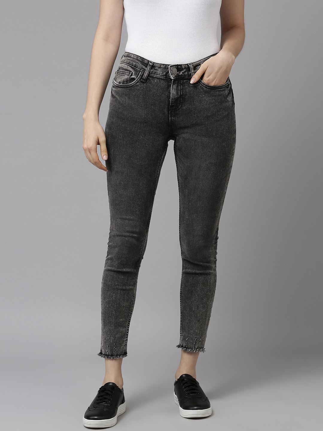

Vero Moda Women Black Skinny Fit Light Fade Mid-Rise Cropped Stretchable Jeans