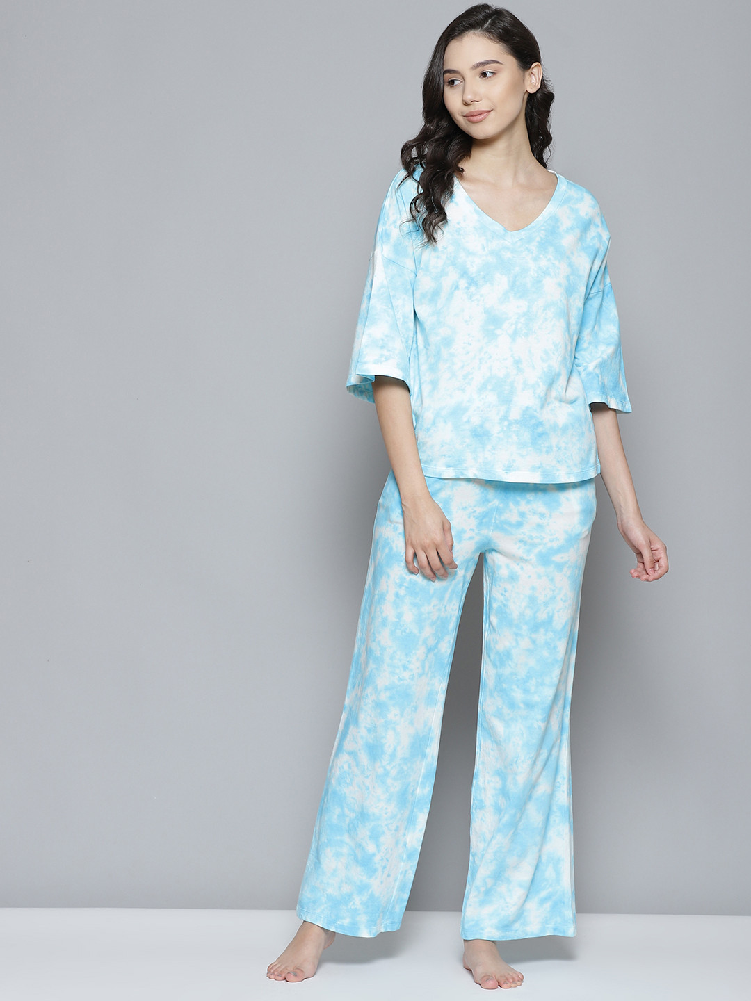 

Femella Women Blue & White Dyed Cotton Pyjama Set