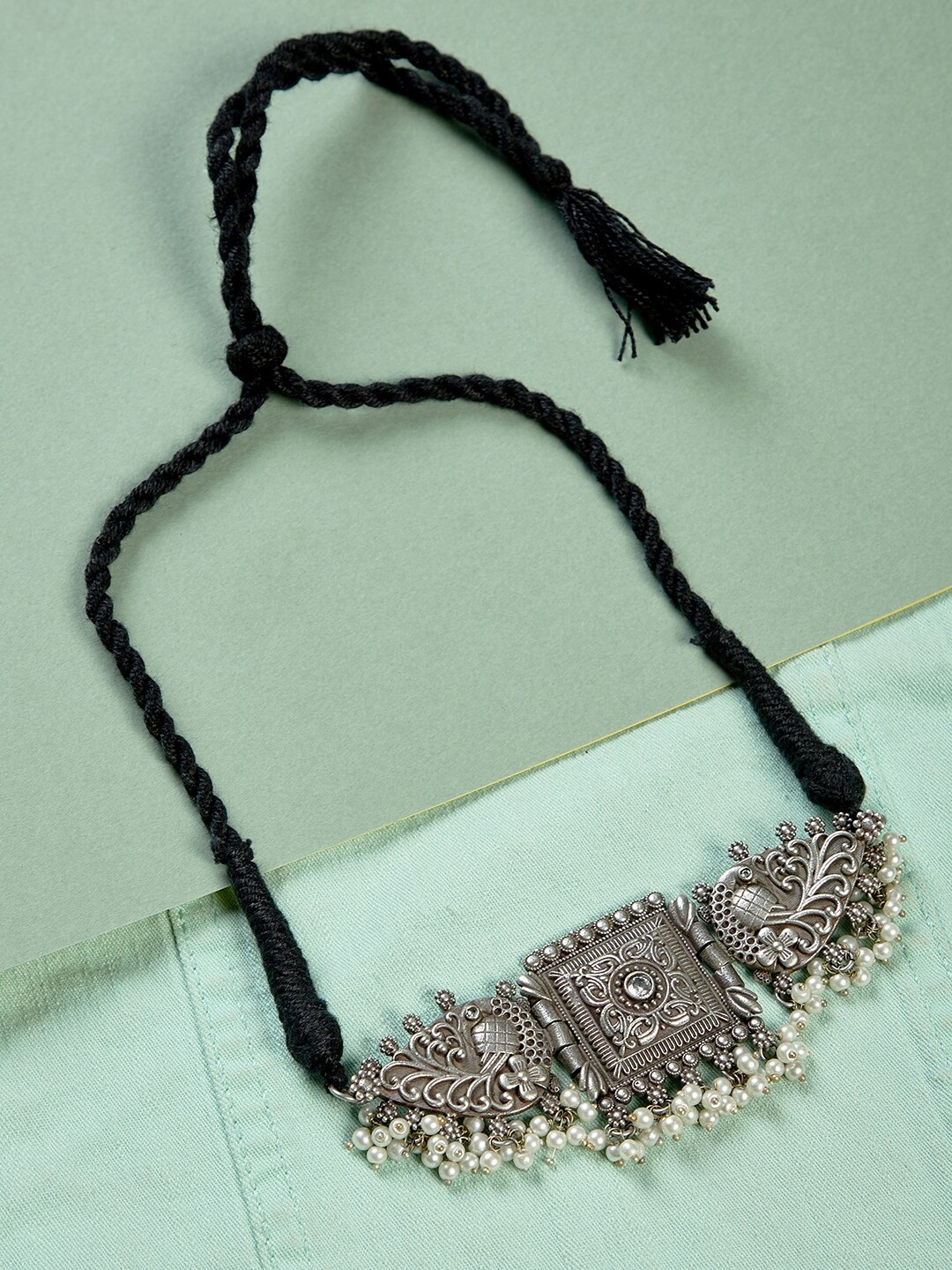 

GloBox By ZeroKaata Women Oxidised Antique Silver Plated White Pearls Studded Chocker