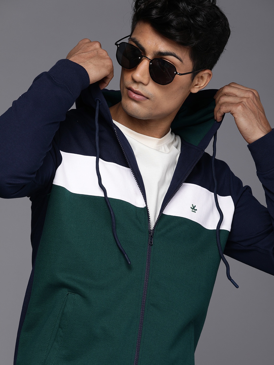 

WROGN Men Navy Blue & Teal Green Colourblocked Hooded Sweatshirt