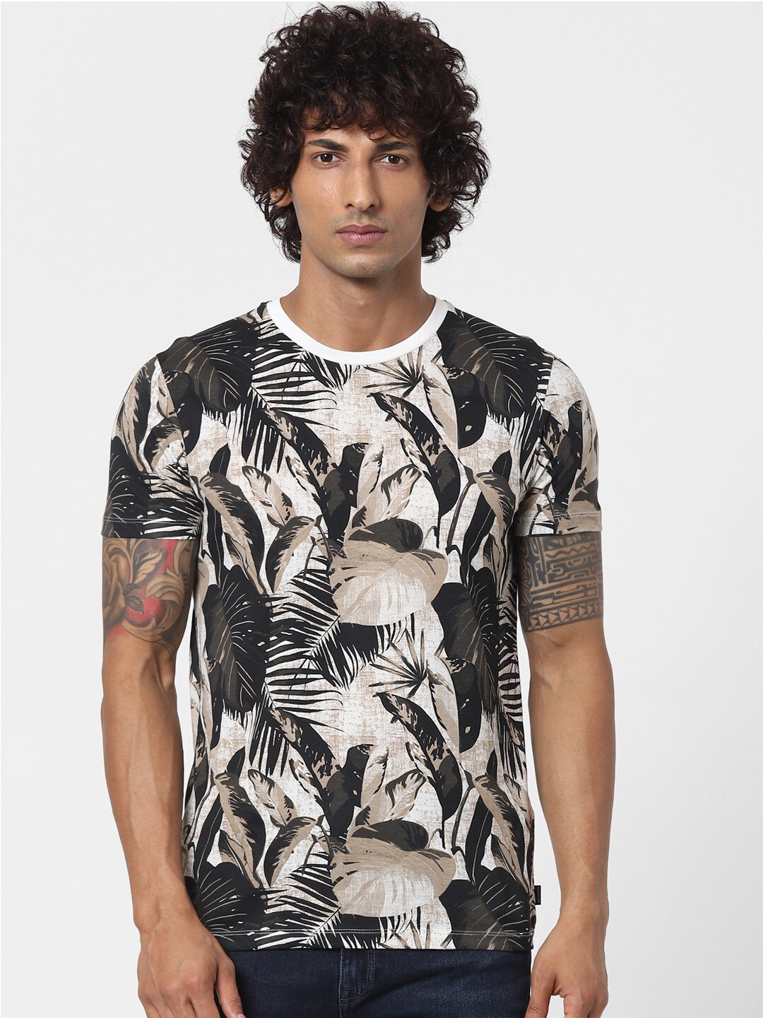 

Jack & Jones Men White & Black Floral Printed Tropical Slim Fit T-shirt