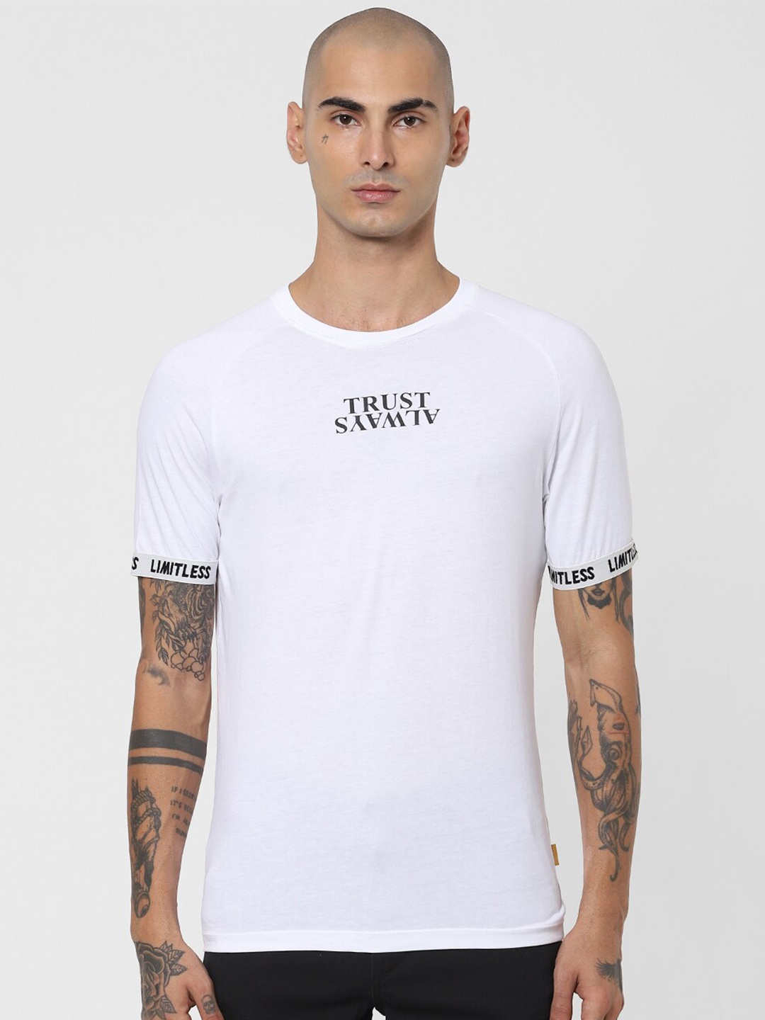 

Jack & Jones Men White & Black Typography Printed Slim Fit T-shirt