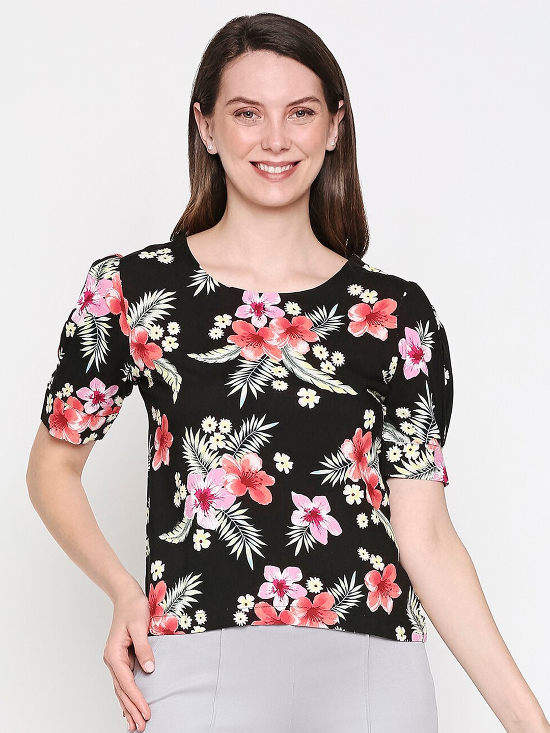 

inocenCia Women Black Floral Printed Regular Crop Top